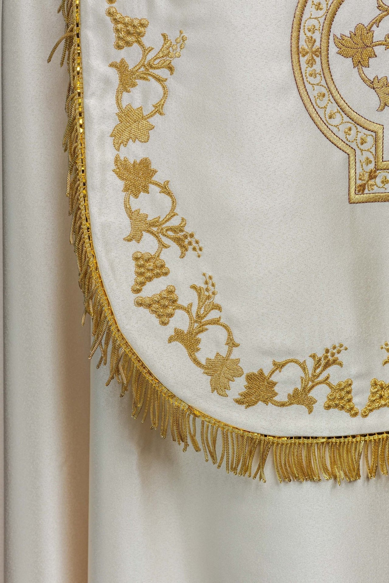 Römischer Umhang aus ecrufarbenem Satin mit gesticktem Herz des Herrn Jesus - MESSGEWANDER.DE