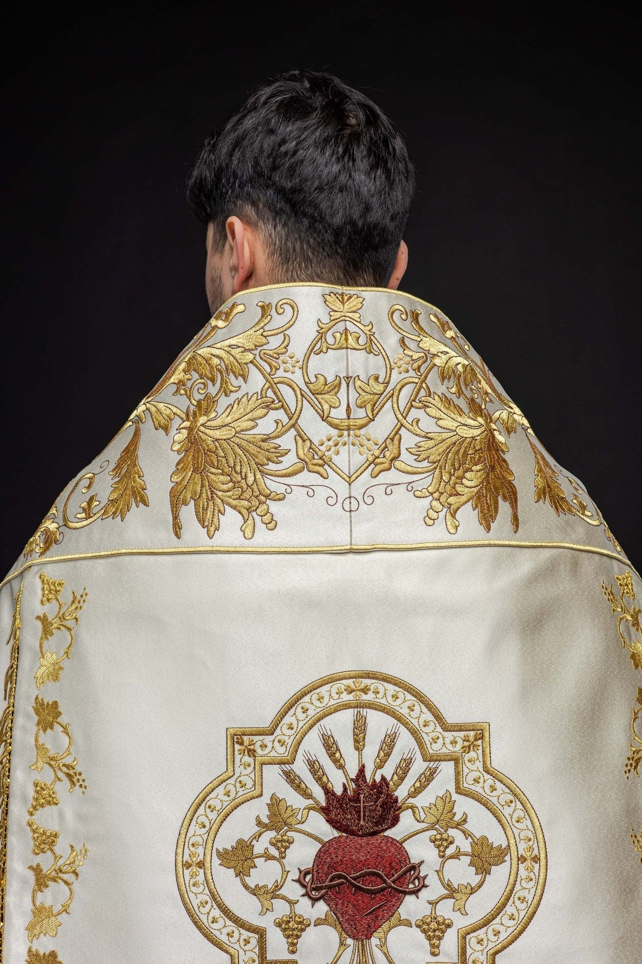Römischer Umhang aus ecrufarbenem Satin mit gesticktem Herz des Herrn Jesus - MESSGEWANDER.DE