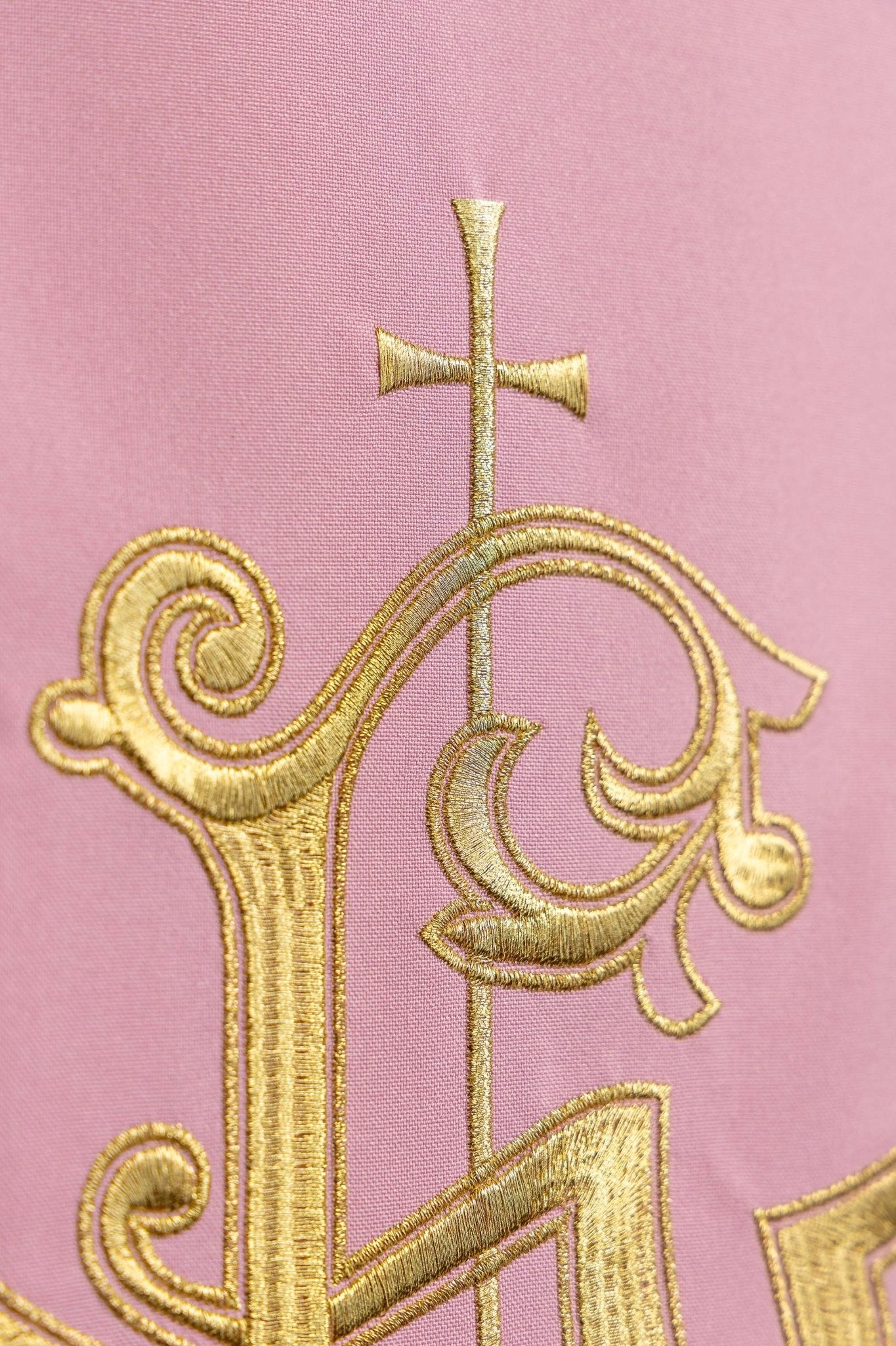 Rosa Lektionar-Serviette mit dem klassischen IHS-Symbol - MESSGEWANDER.DE