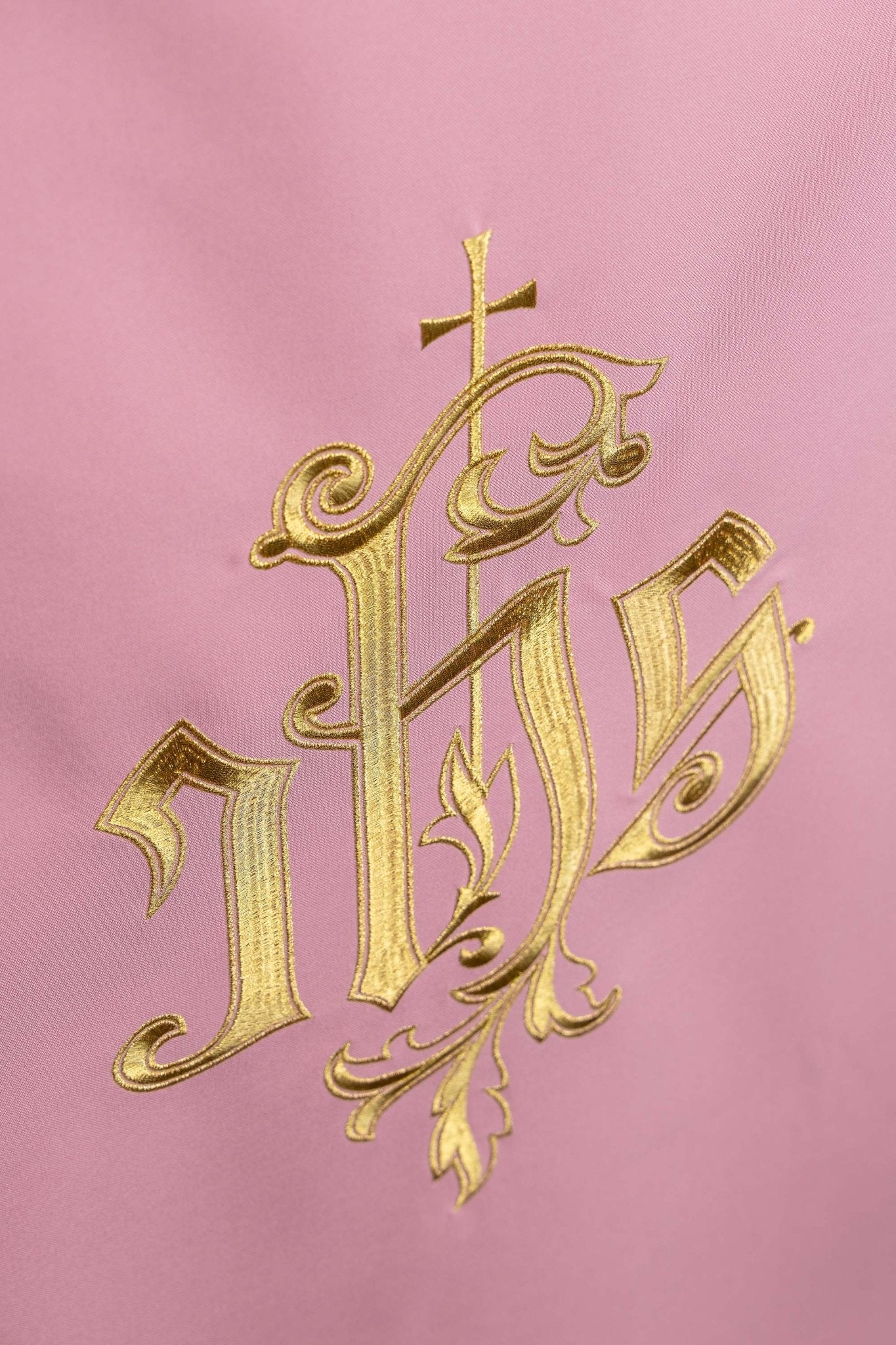 Rosa Lektionar-Serviette mit dem klassischen IHS-Symbol - MESSGEWANDER.DE