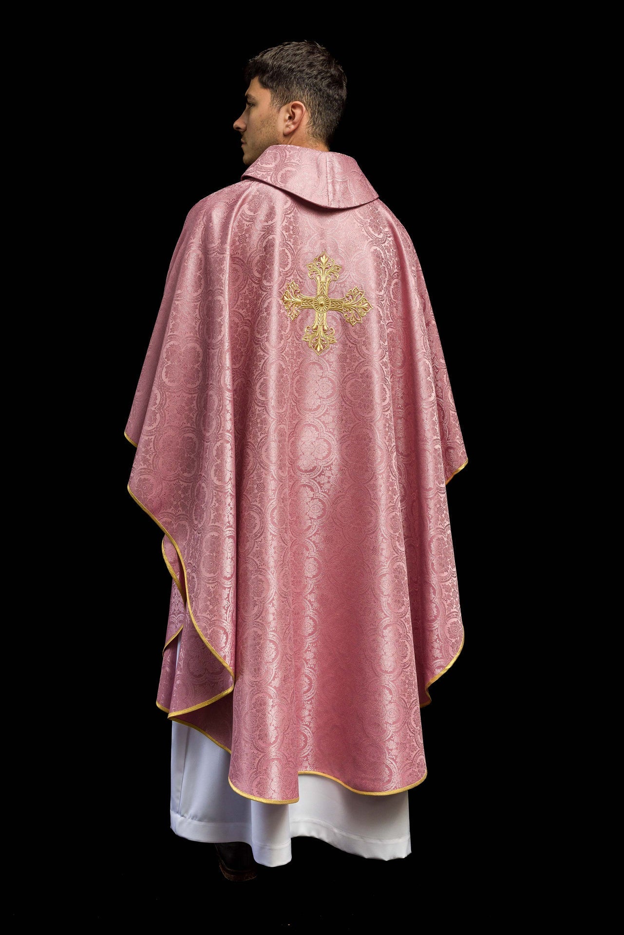 Rosa Messgewand mit einem Kreuz aus gemustertem Stoff - MESSGEWANDER.DE