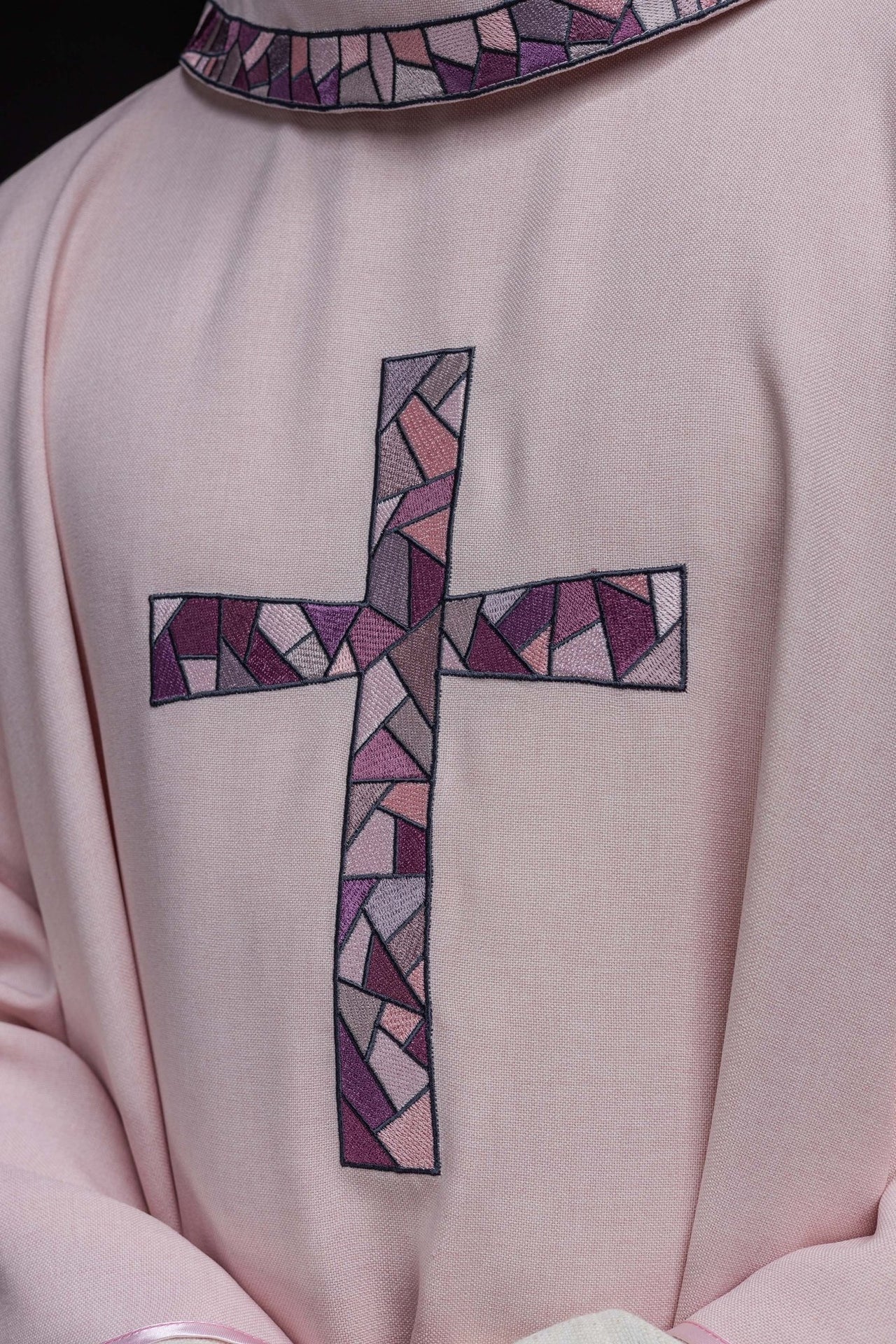 Rosafarbene bestickte Kasel mit Mosaikkreuz - MESSGEWANDER.DE