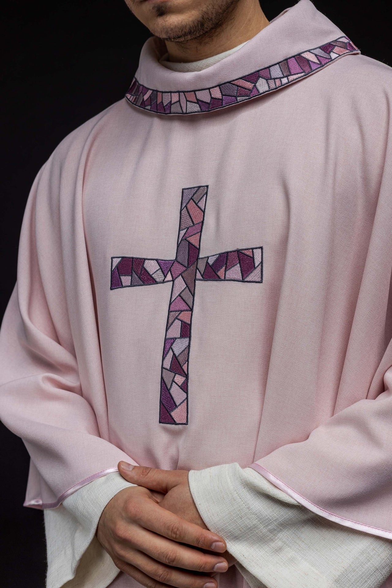 Rosafarbene bestickte Kasel mit Mosaikkreuz - MESSGEWANDER.DE