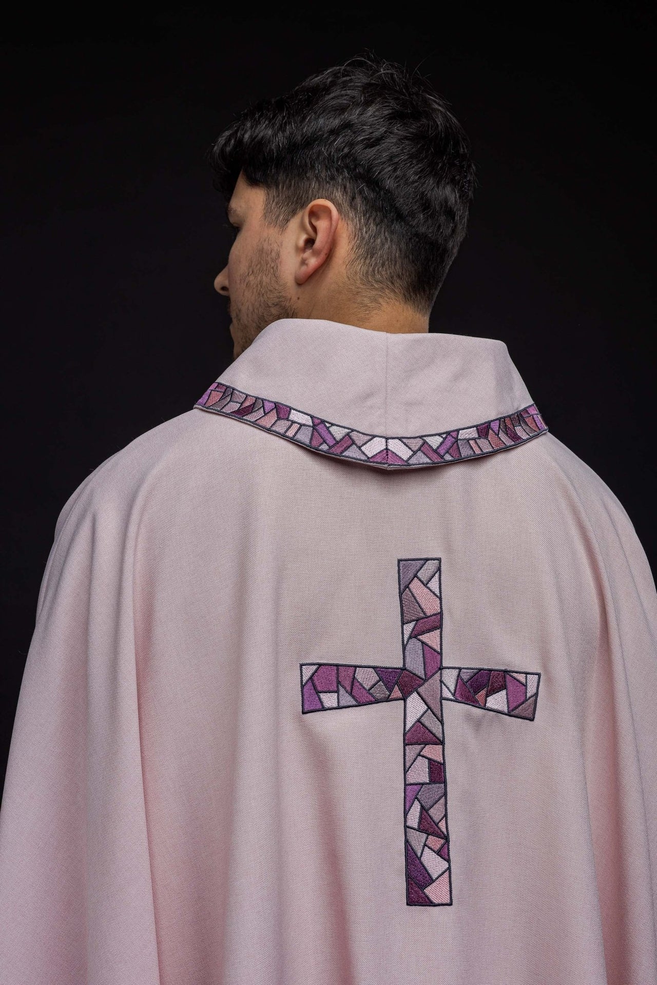 Rosafarbene bestickte Kasel mit Mosaikkreuz - MESSGEWANDER.DE