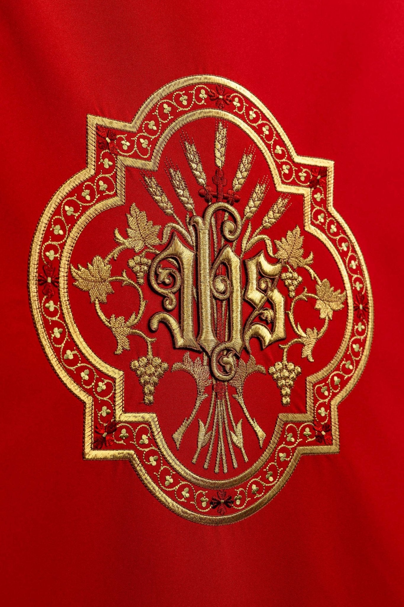 Rot goldbestickte Lektionar-Serviette JHS - MESSGEWANDER.DE