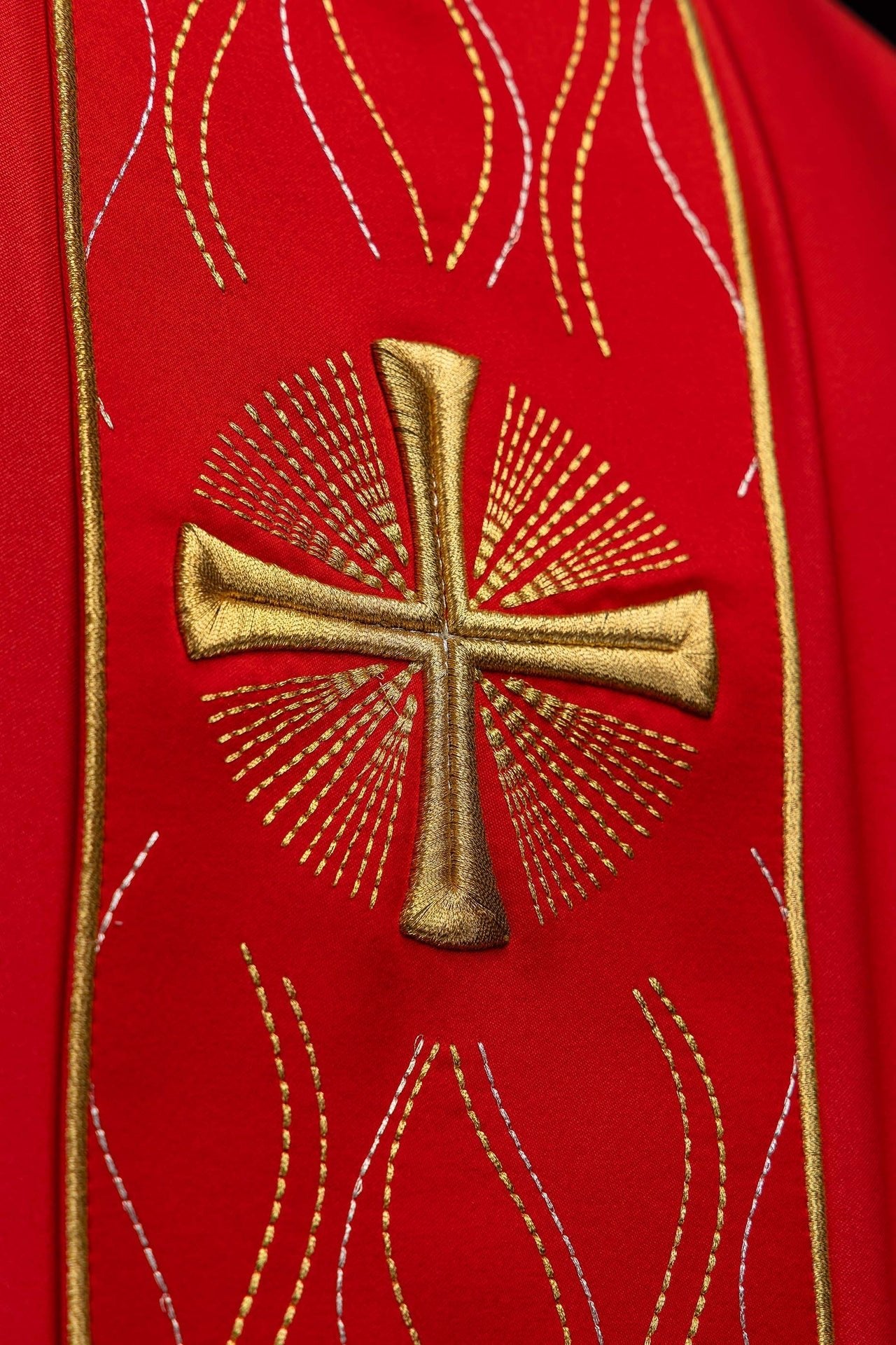 Rote bestickte Kasel mit Kreuz - MESSGEWANDER.DE