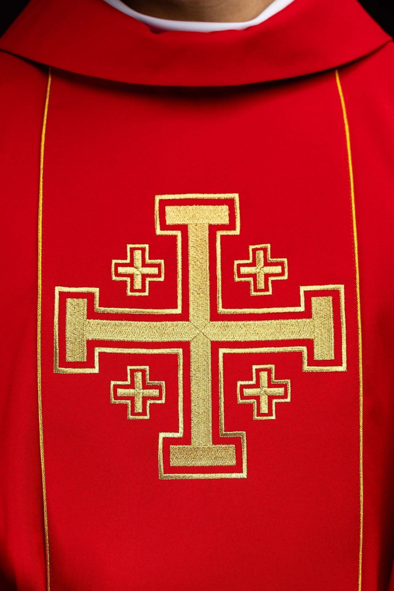 Rote bestickte Kasel mit Mittelband und Jerusalemer Kreuzen - MESSGEWANDER.DE