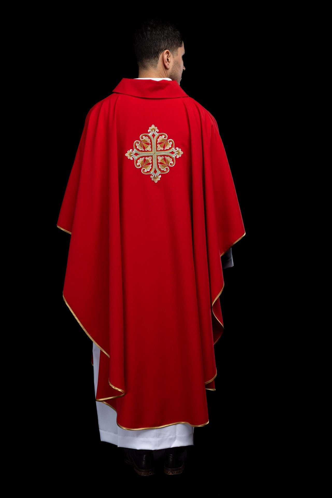 Rote bestickte Kasel mit verziertem Kreuz und breitem Kragen - MESSGEWANDER.DE