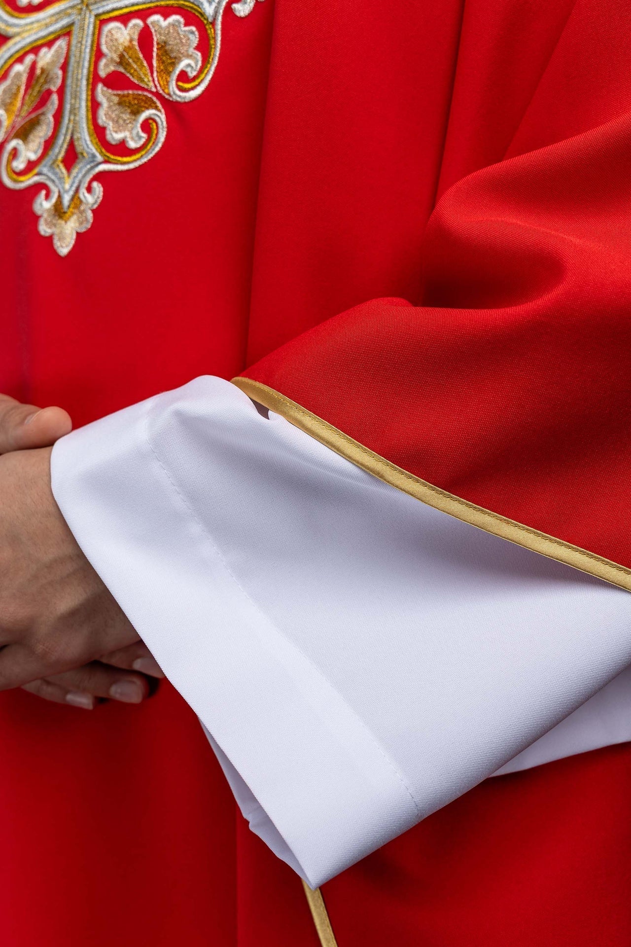 Rote bestickte Kasel mit verziertem Kreuz und breitem Kragen - MESSGEWANDER.DE