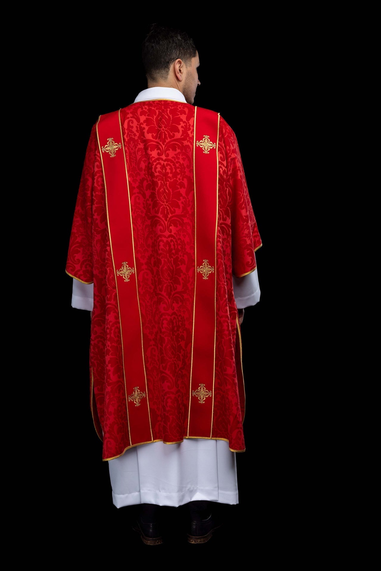 Rote Dalmatik aus Jacquard mit Borten und gestickten goldenen Kreuzen - MESSGEWANDER.DE