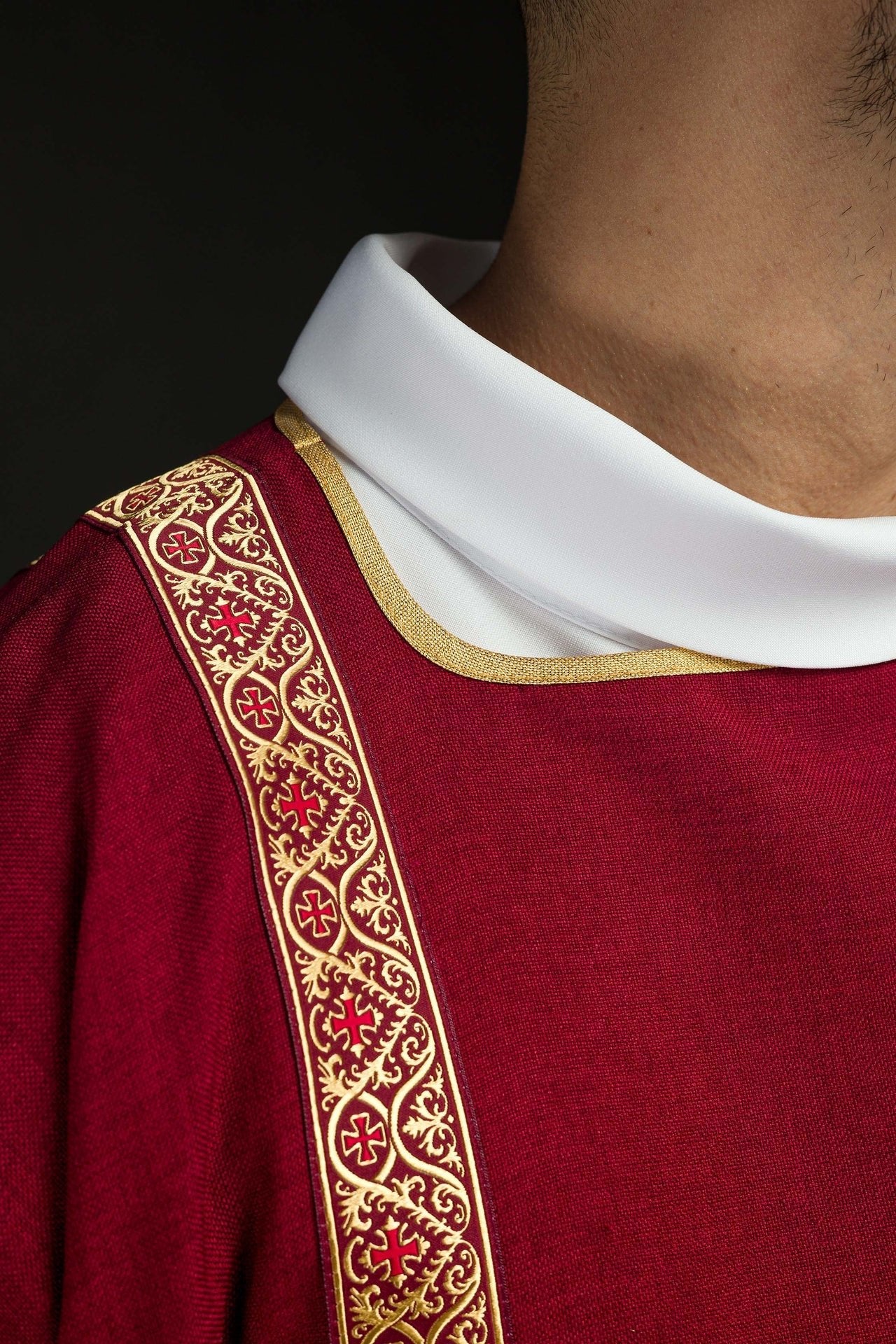 Rote Dalmatika verziert mit goldenen Jacquardbändern - MESSGEWANDER.DE
