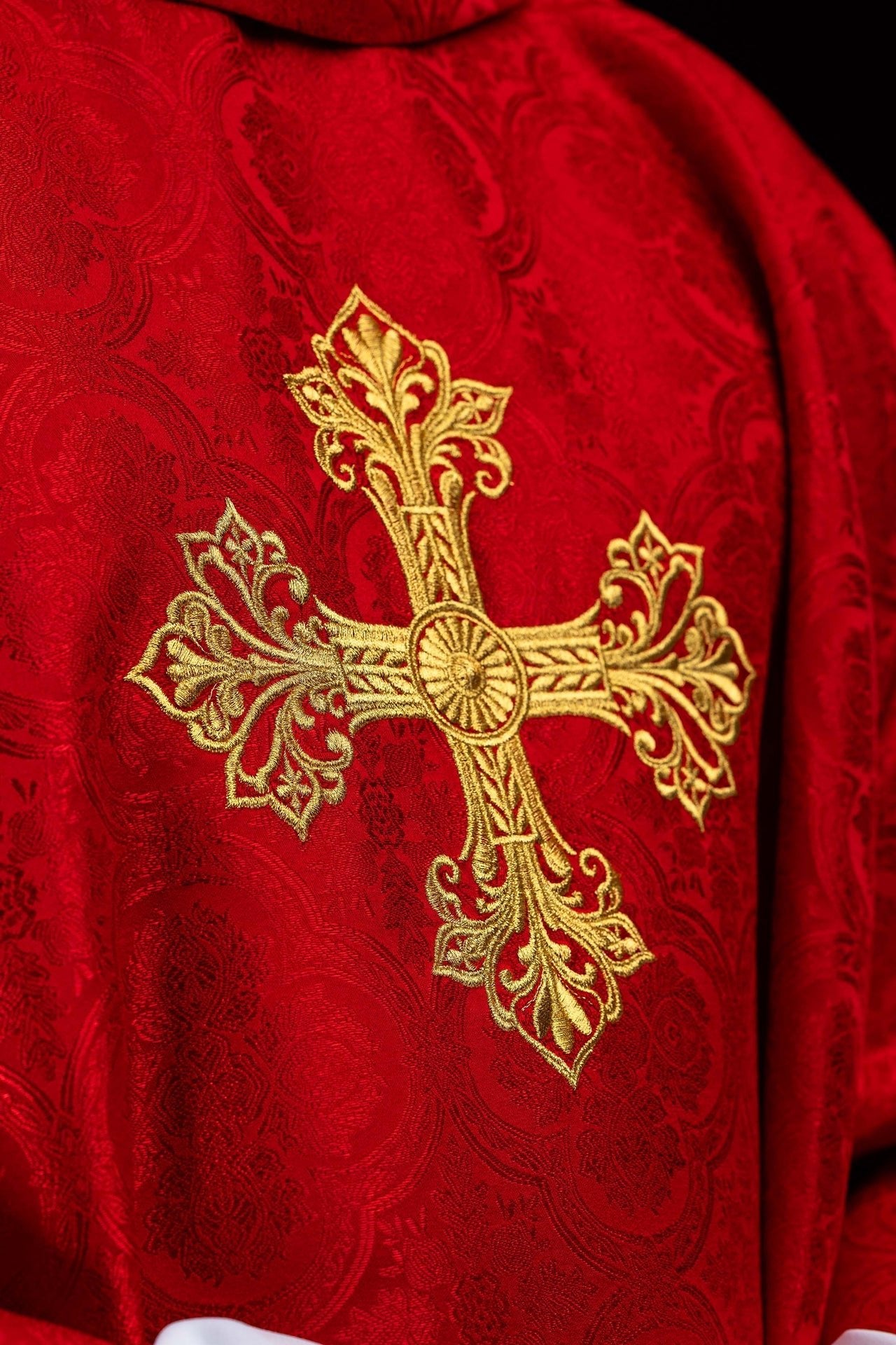 Rote Kasel mit Kreuz Jacquardstoff - MESSGEWANDER.DE