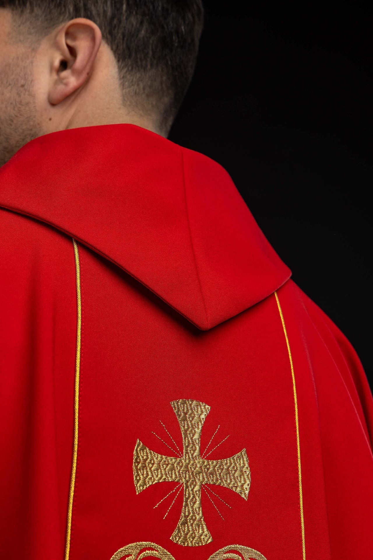 Rote liturgische Kasel verziert mit einer bestickten Mittelborte - MESSGEWANDER.DE