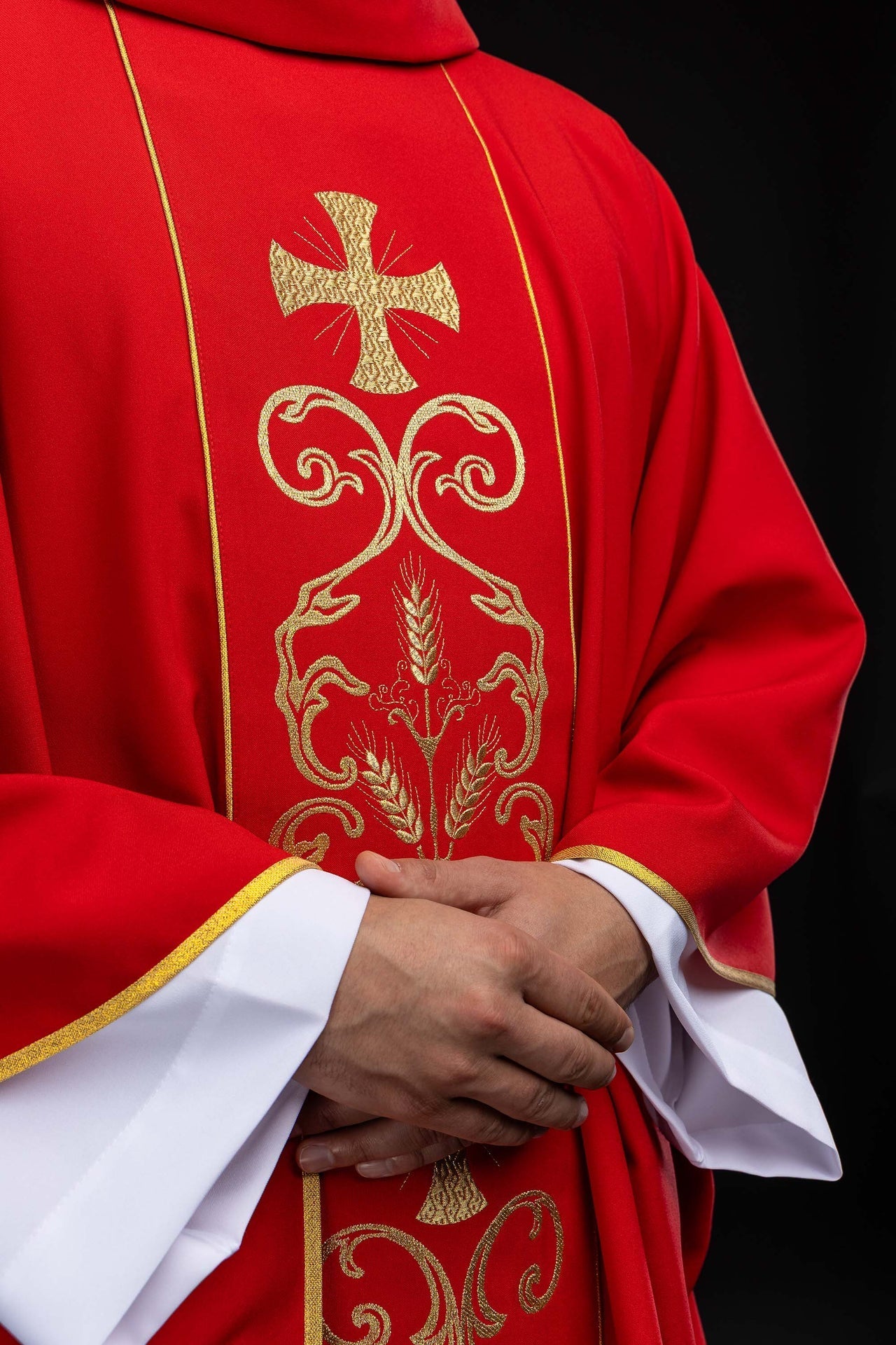 Rote liturgische Kasel verziert mit einer bestickten Mittelborte - MESSGEWANDER.DE