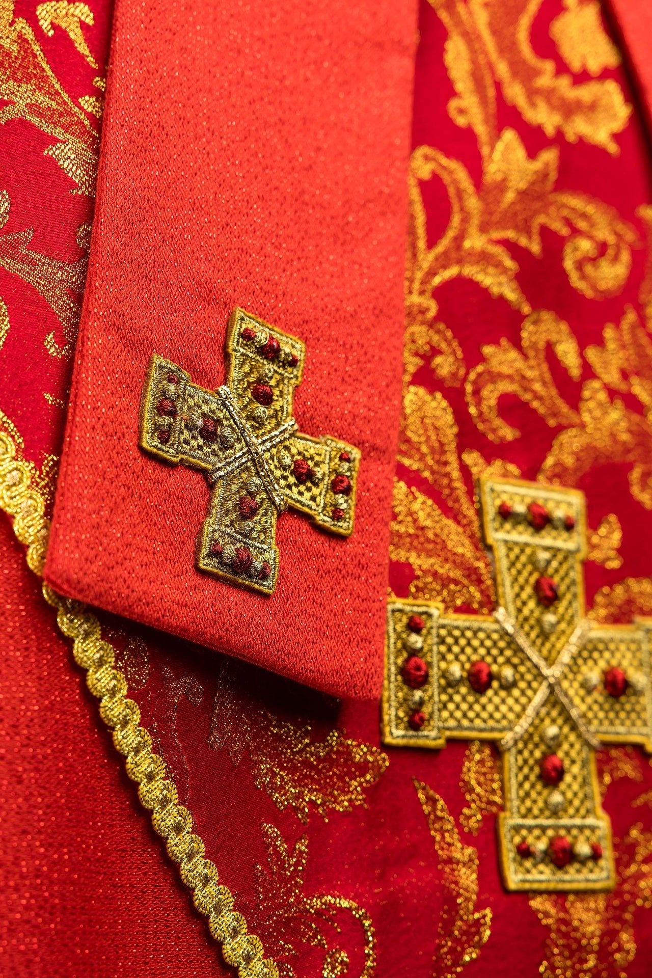 Rote Mitra mit gesticktem Kreuz verziert mit Jacquardstoff - MESSGEWANDER.DE