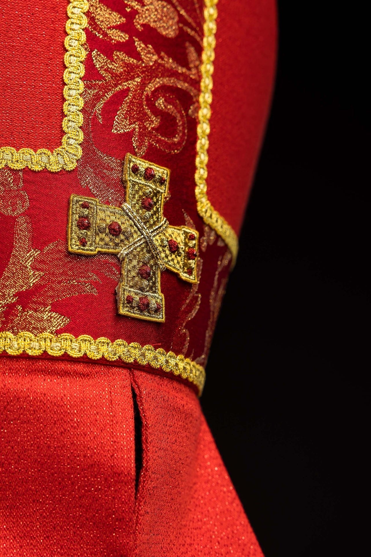 Rote Mitra mit gesticktem Kreuz verziert mit Jacquardstoff - MESSGEWANDER.DE