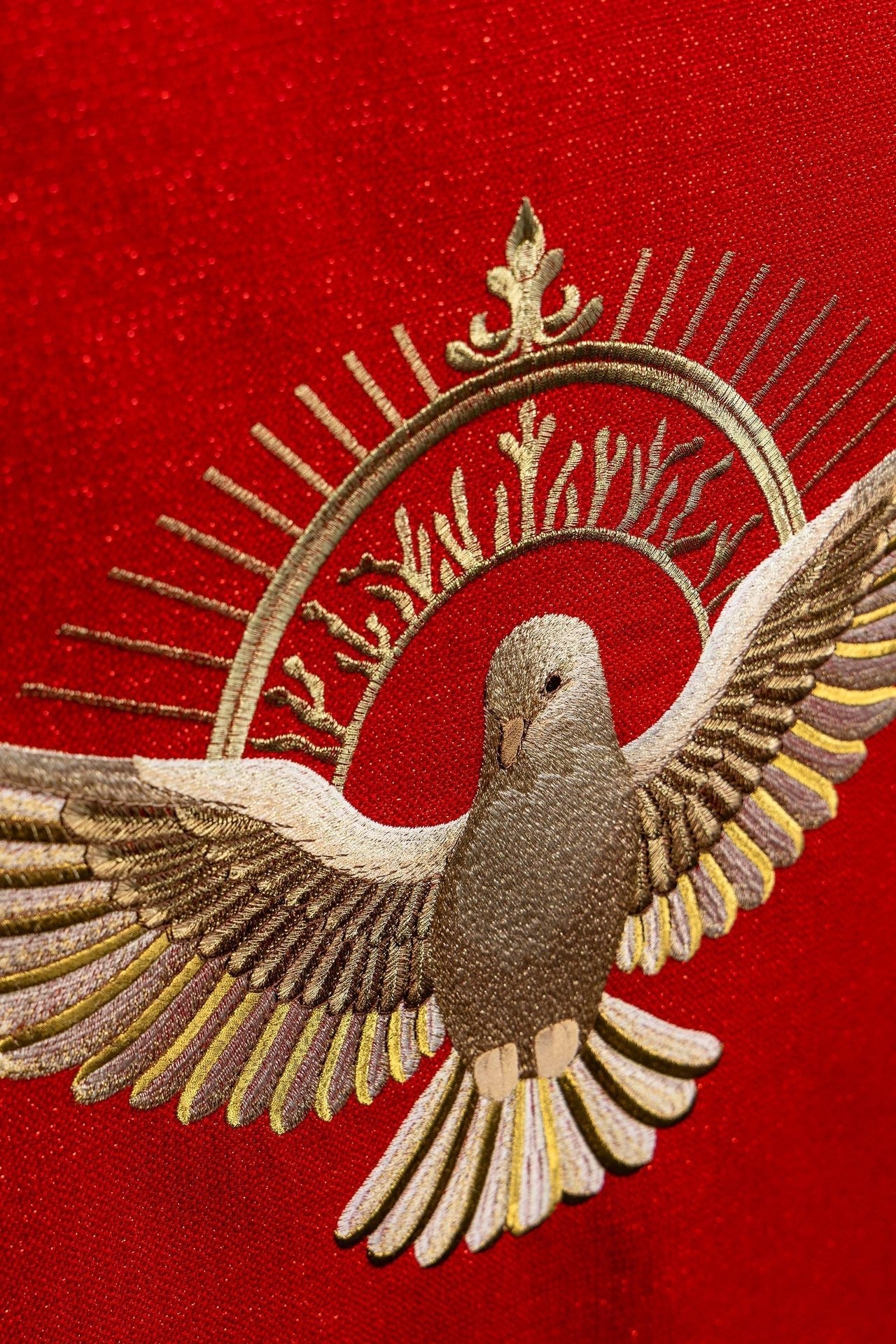 Rotes besticktes Tuch für das Lesepult mit Symbol der Taube und Flammen - MESSGEWANDER.DE