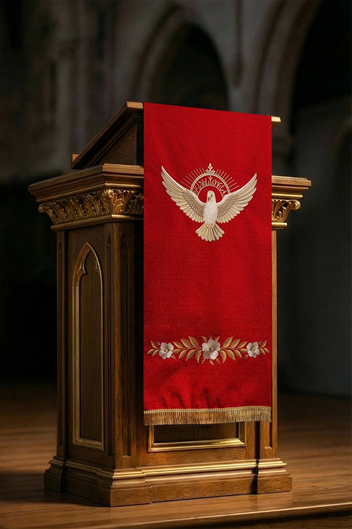 Rotes besticktes Tuch für das Lesepult mit Symbol der Taube und Flammen - MESSGEWANDER.DE
