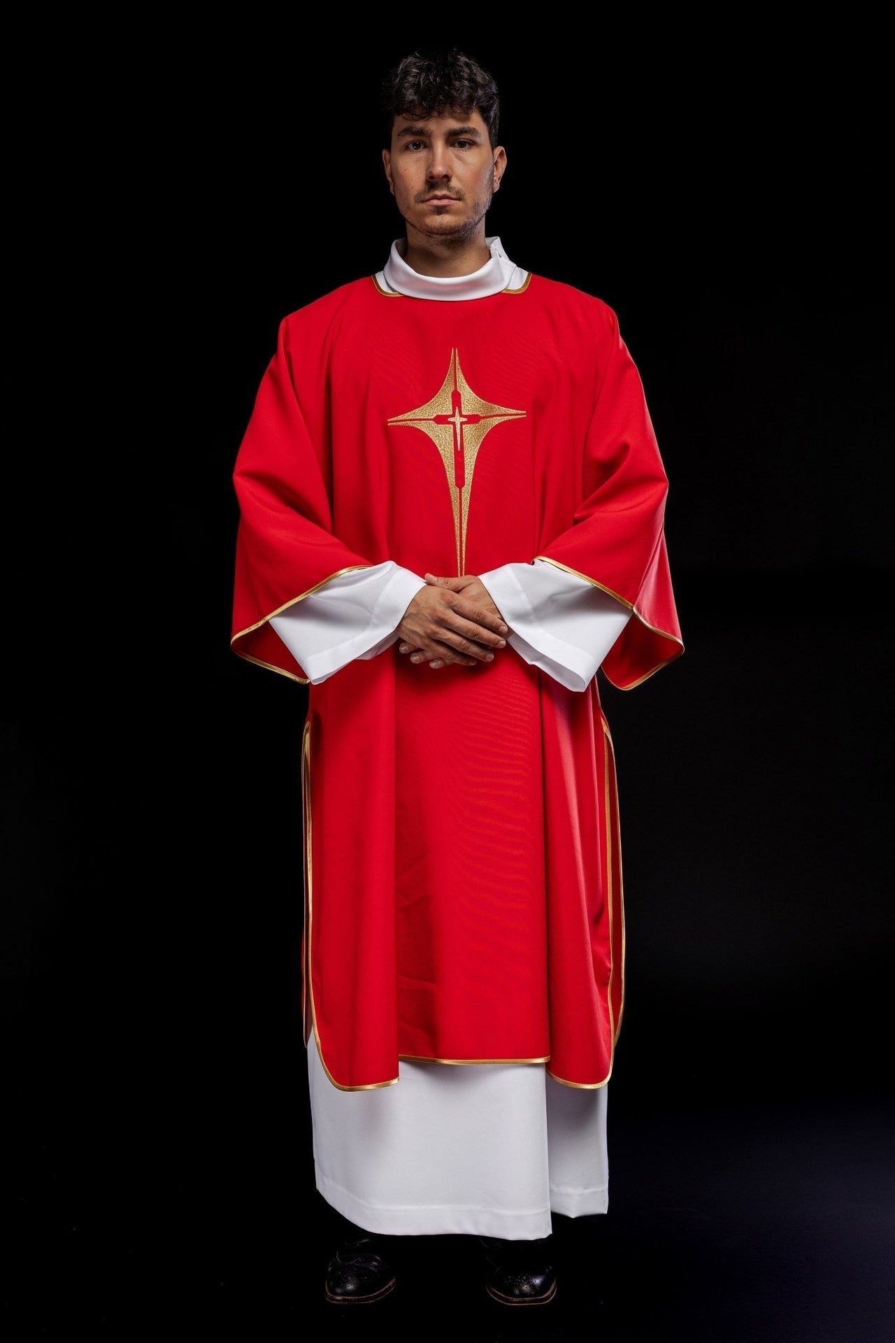 Rotes Dalmatien mit gesticktem Goldkreuz - MESSGEWANDER.DE