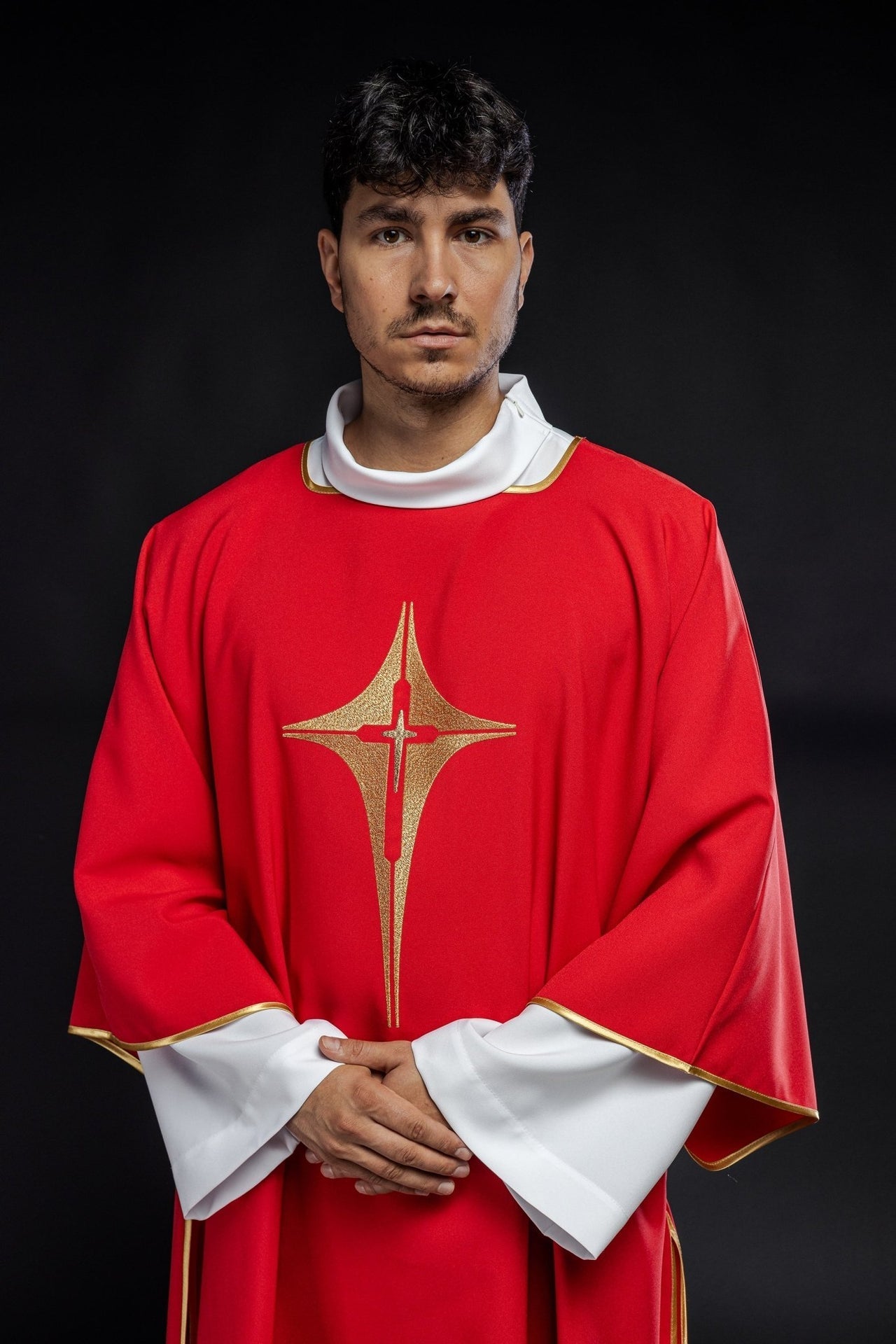 Rotes Dalmatien mit gesticktem Goldkreuz - MESSGEWANDER.DE
