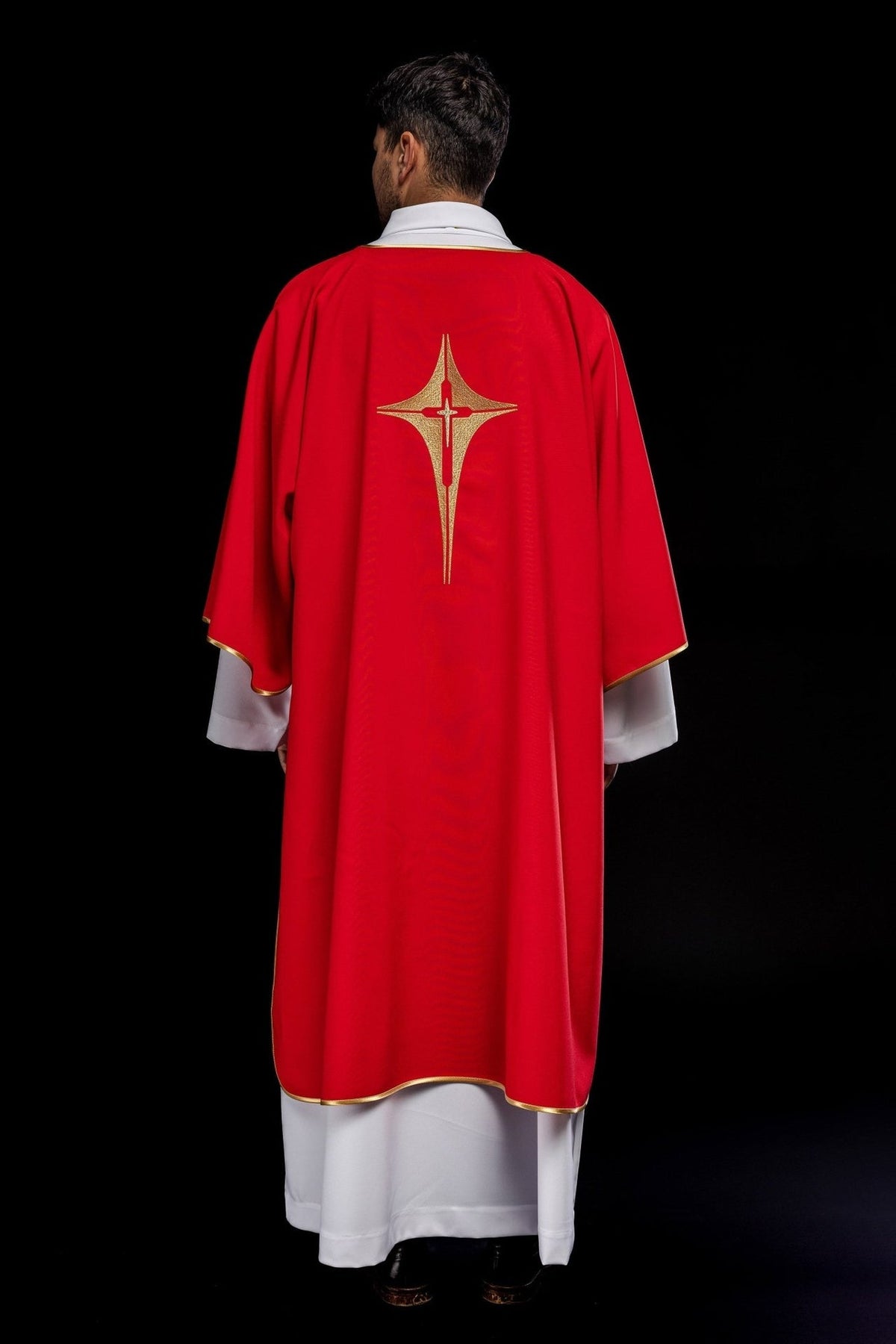 Rotes Dalmatien mit gesticktem Goldkreuz - MESSGEWANDER.DE