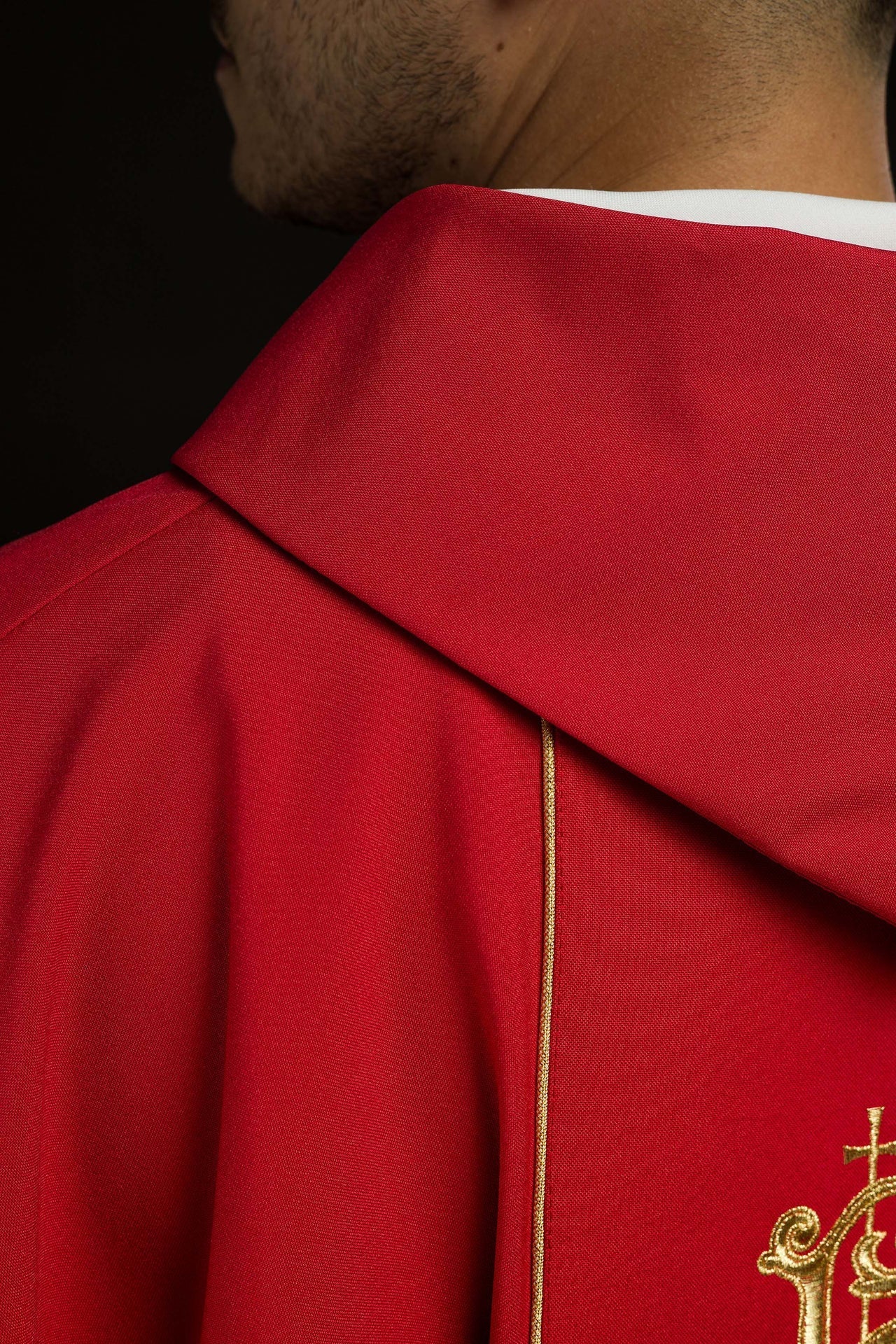 Rotes IHS gesticktes Messgewand mit Ornamenten - MESSGEWANDER.DE