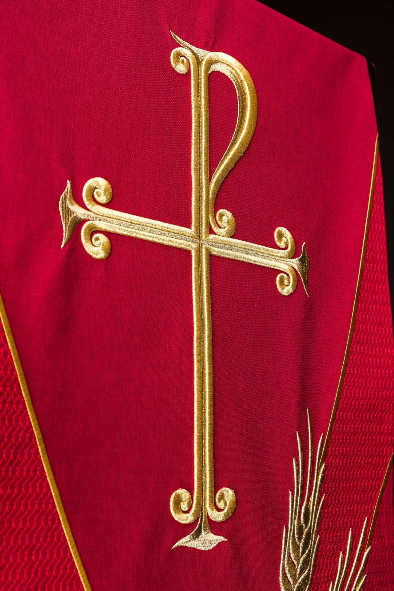 Rotes Lektorpulttuch mit PAX-Stickerei - MESSGEWANDER.DE