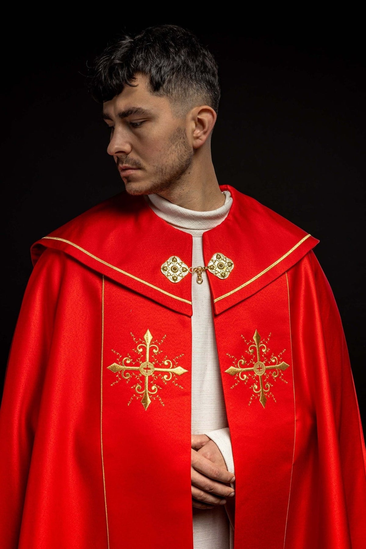 Rotes liturgisches Gewand mit goldenen Kreuzen bestickt - MESSGEWANDER.DE