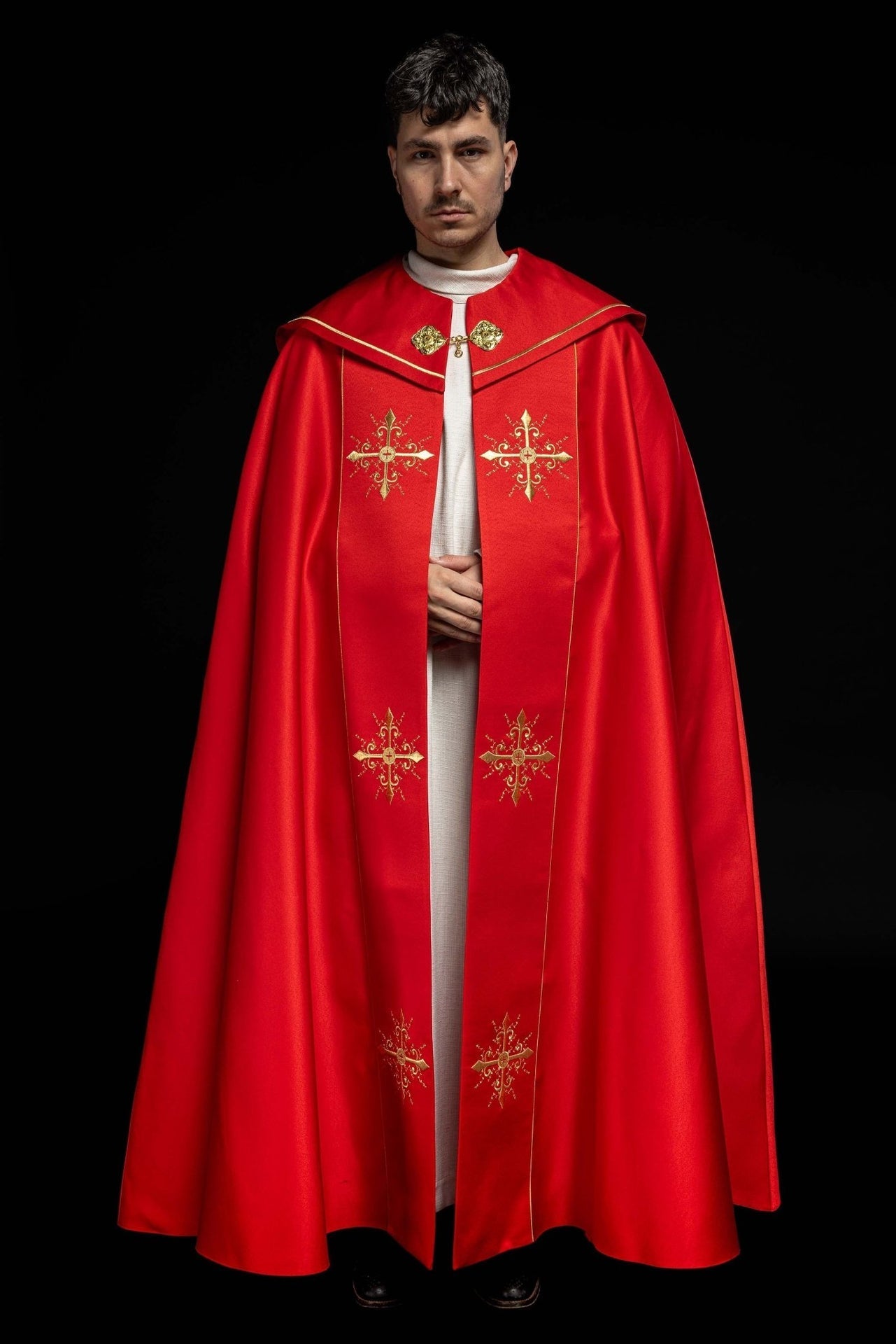 Rotes liturgisches Gewand mit goldenen Kreuzen bestickt - MESSGEWANDER.DE