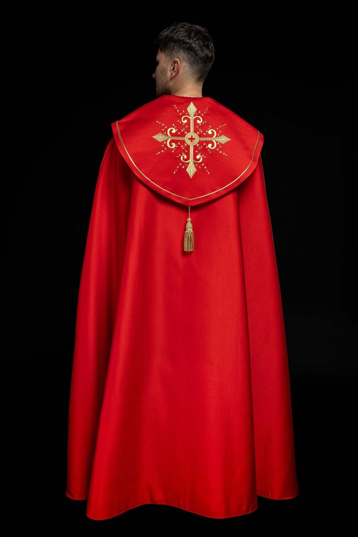 Rotes liturgisches Gewand mit goldenen Kreuzen bestickt - MESSGEWANDER.DE