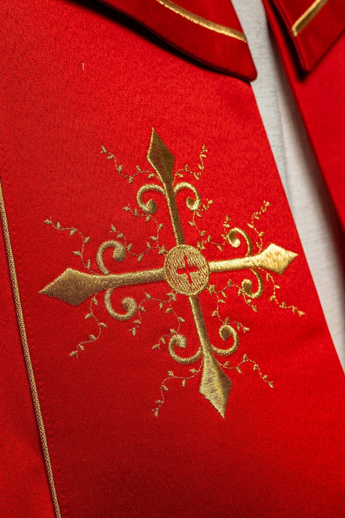 Rotes liturgisches Gewand mit goldenen Kreuzen bestickt - MESSGEWANDER.DE