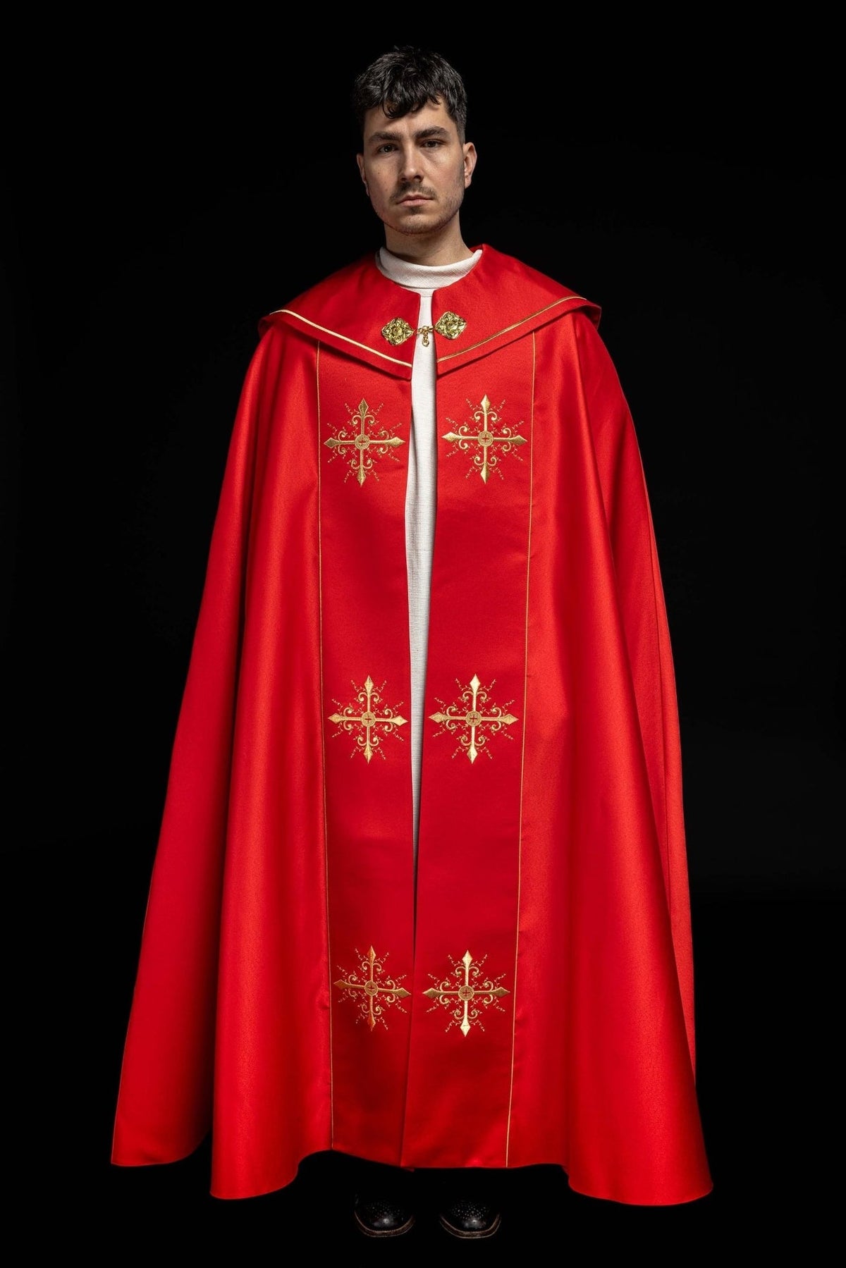 Rotes liturgisches Gewand mit goldenen Kreuzen bestickt - MESSGEWANDER.DE
