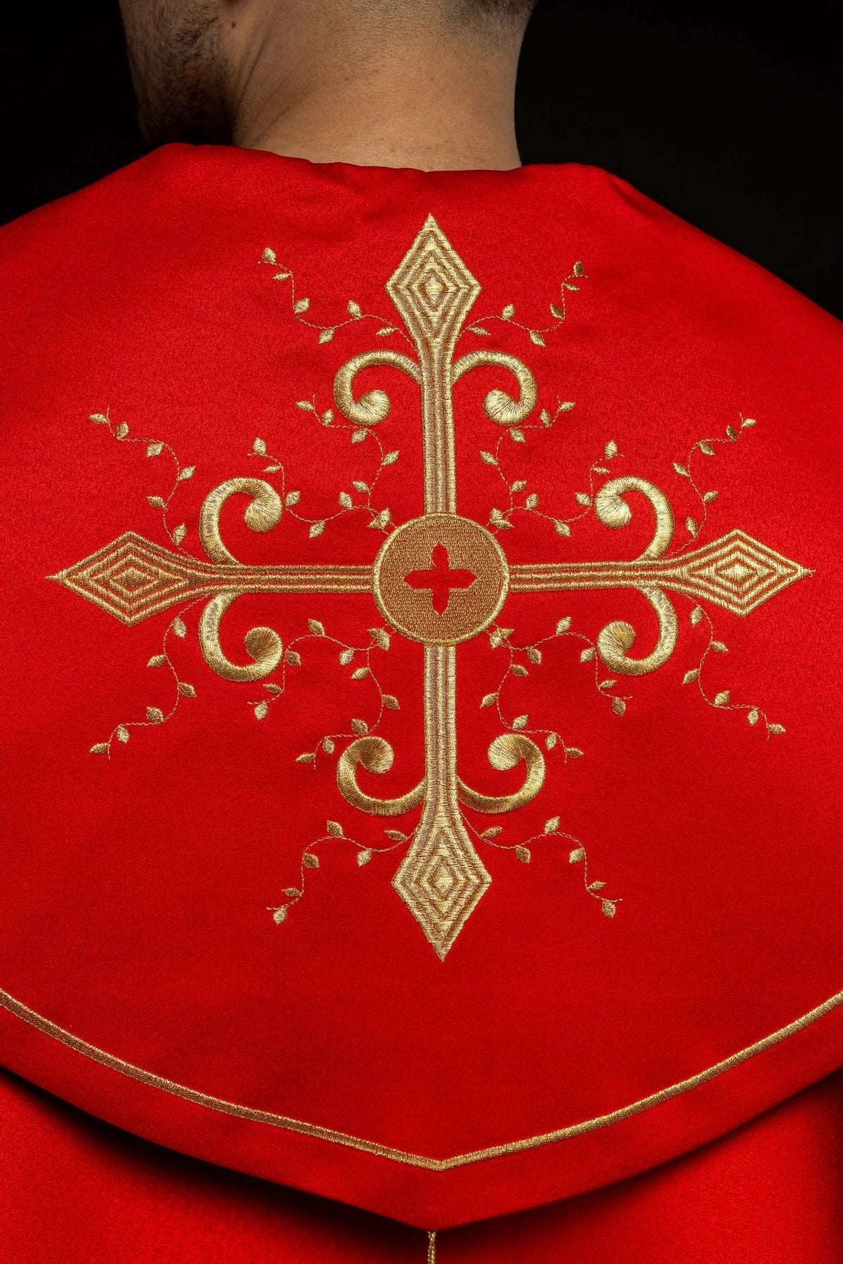 Rotes liturgisches Gewand mit goldenen Kreuzen bestickt - MESSGEWANDER.DE