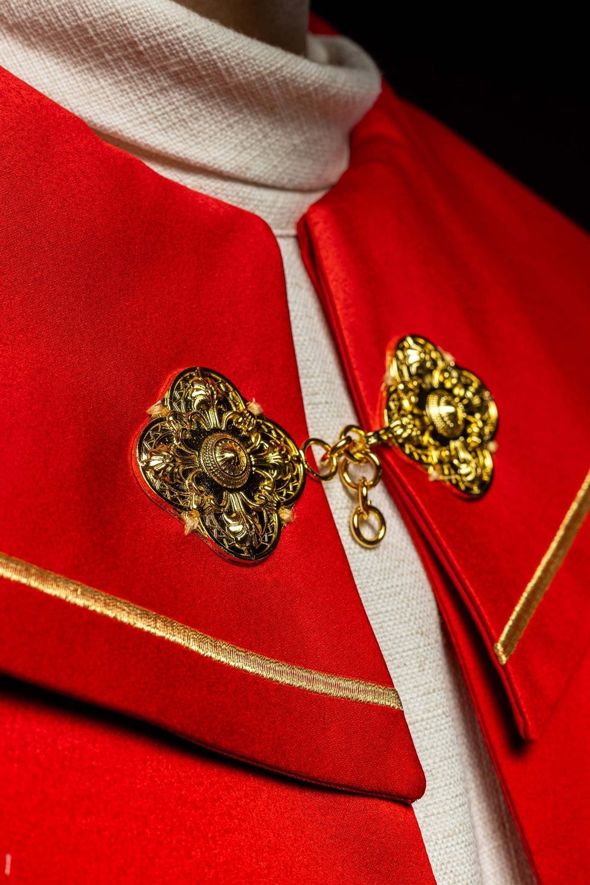 Rotes liturgisches Gewand mit goldenen Kreuzen bestickt - MESSGEWANDER.DE