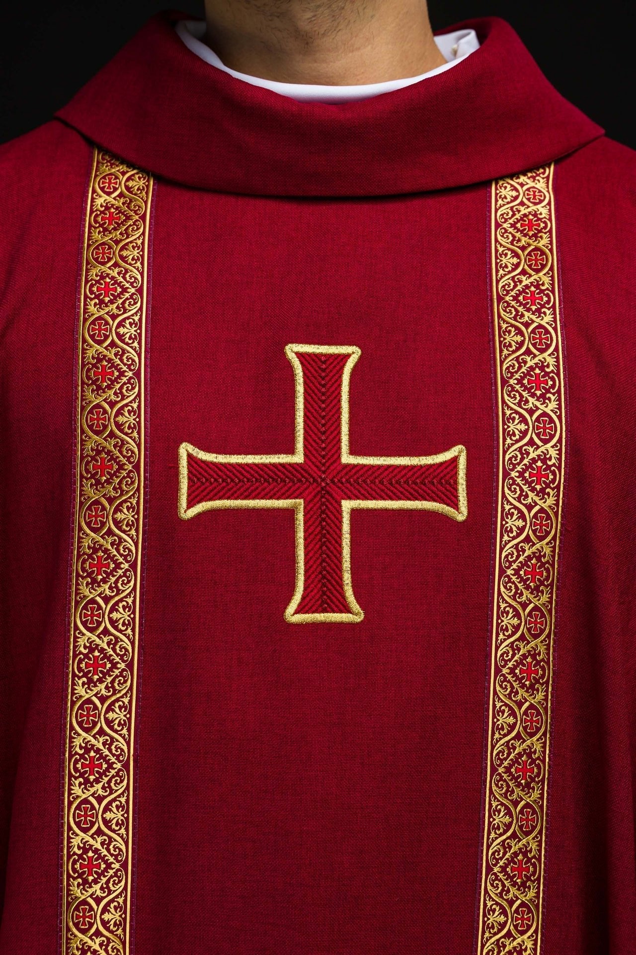 Rotes liturgisches Messgewand mit gesticktem Kreuz und Jacquardbändern - MESSGEWANDER.DE
