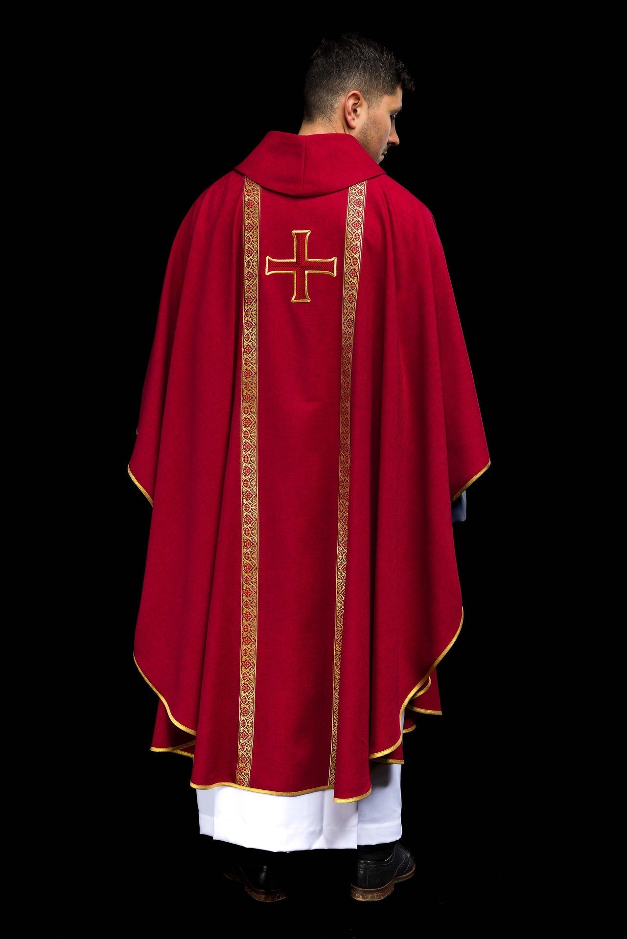 Rotes liturgisches Messgewand mit gesticktem Kreuz und Jacquardbändern - MESSGEWANDER.DE