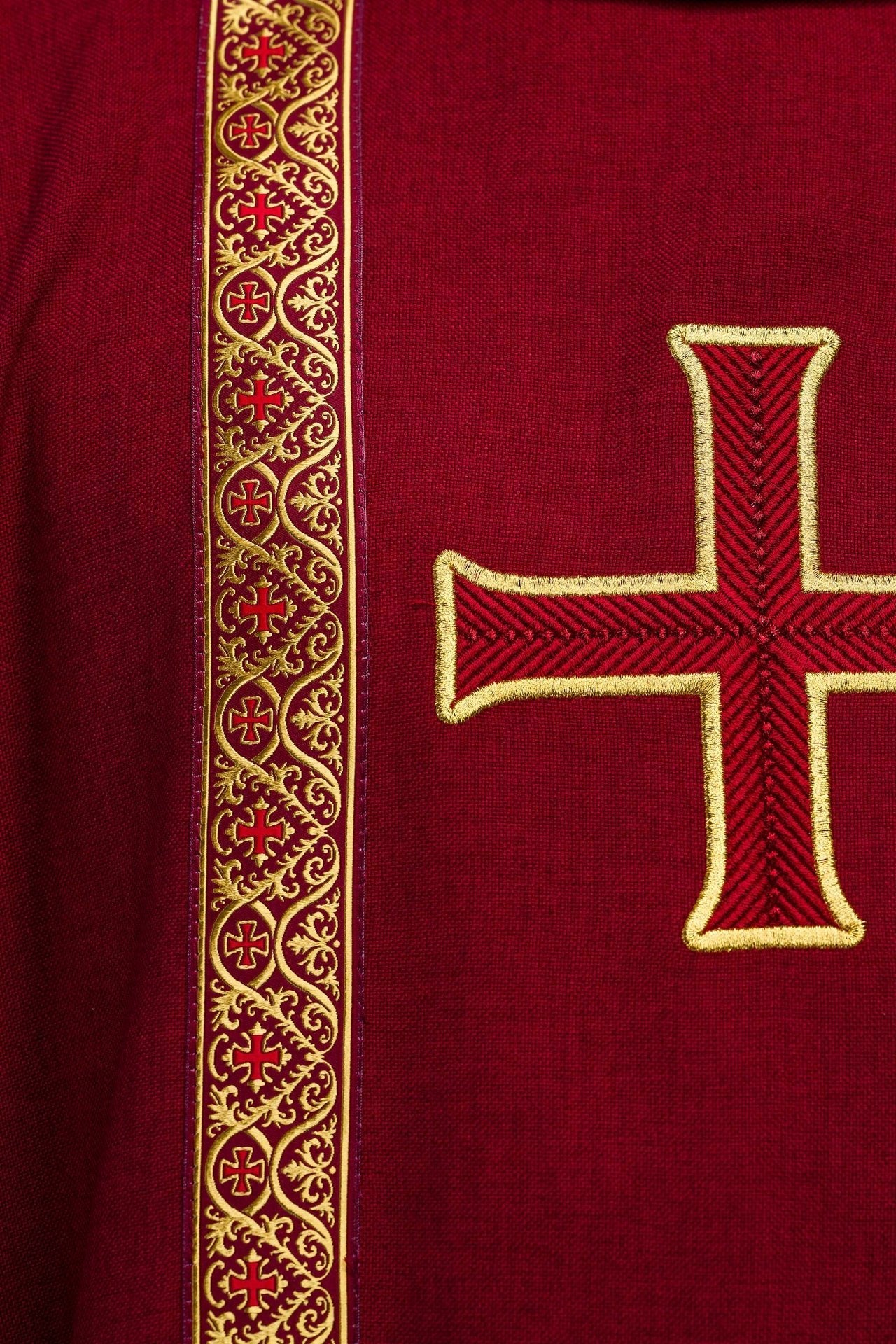 Rotes liturgisches Messgewand mit gesticktem Kreuz und Jacquardbändern - MESSGEWANDER.DE