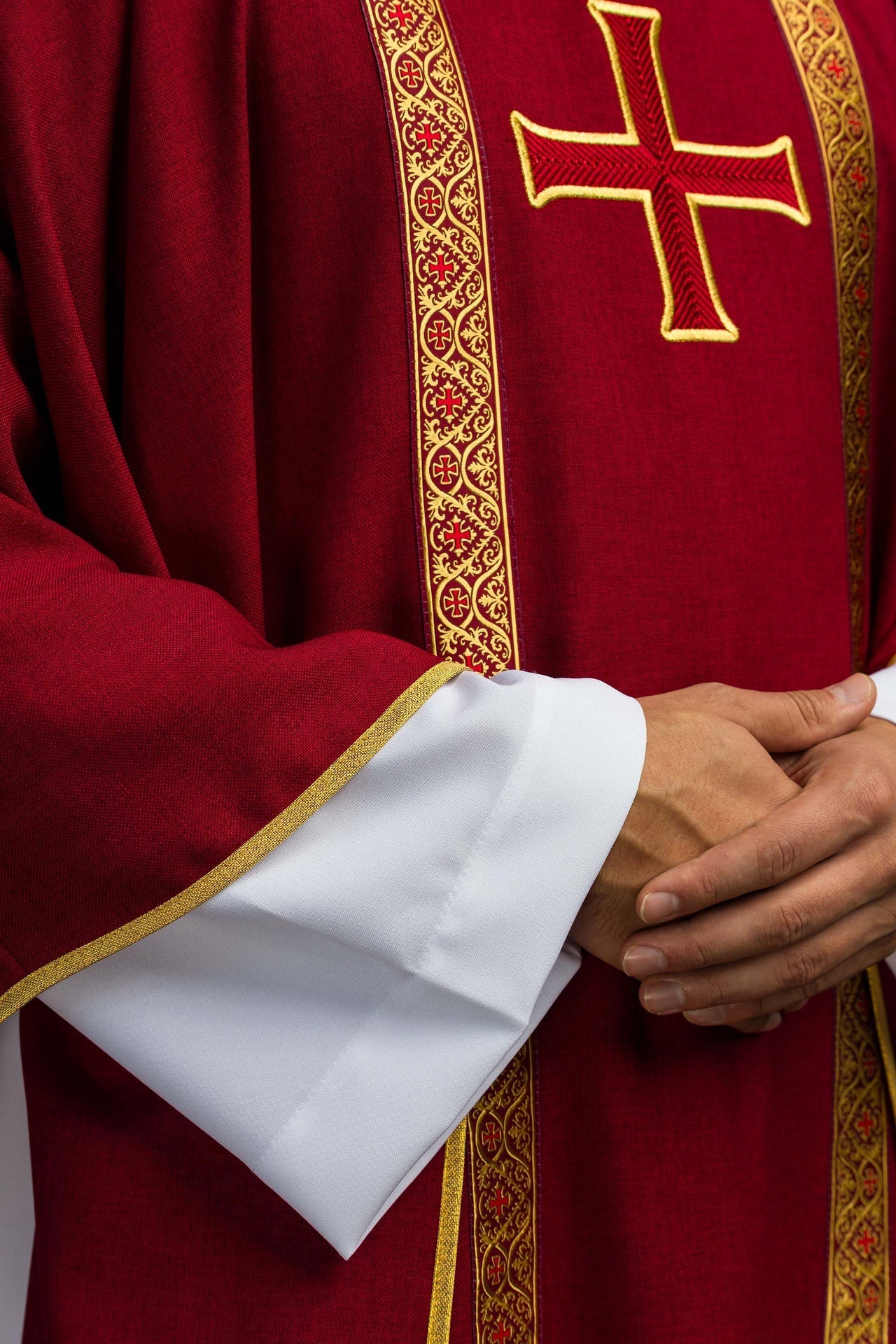 Rotes liturgisches Messgewand mit gesticktem Kreuz und Jacquardbändern - MESSGEWANDER.DE