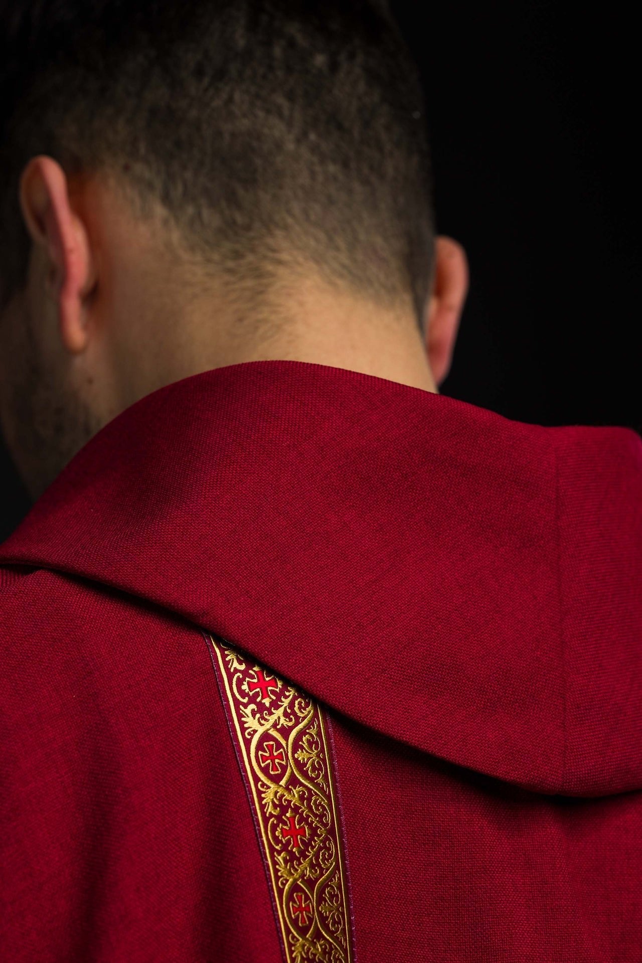 Rotes liturgisches Messgewand mit gesticktem Kreuz und Jacquardbändern - MESSGEWANDER.DE