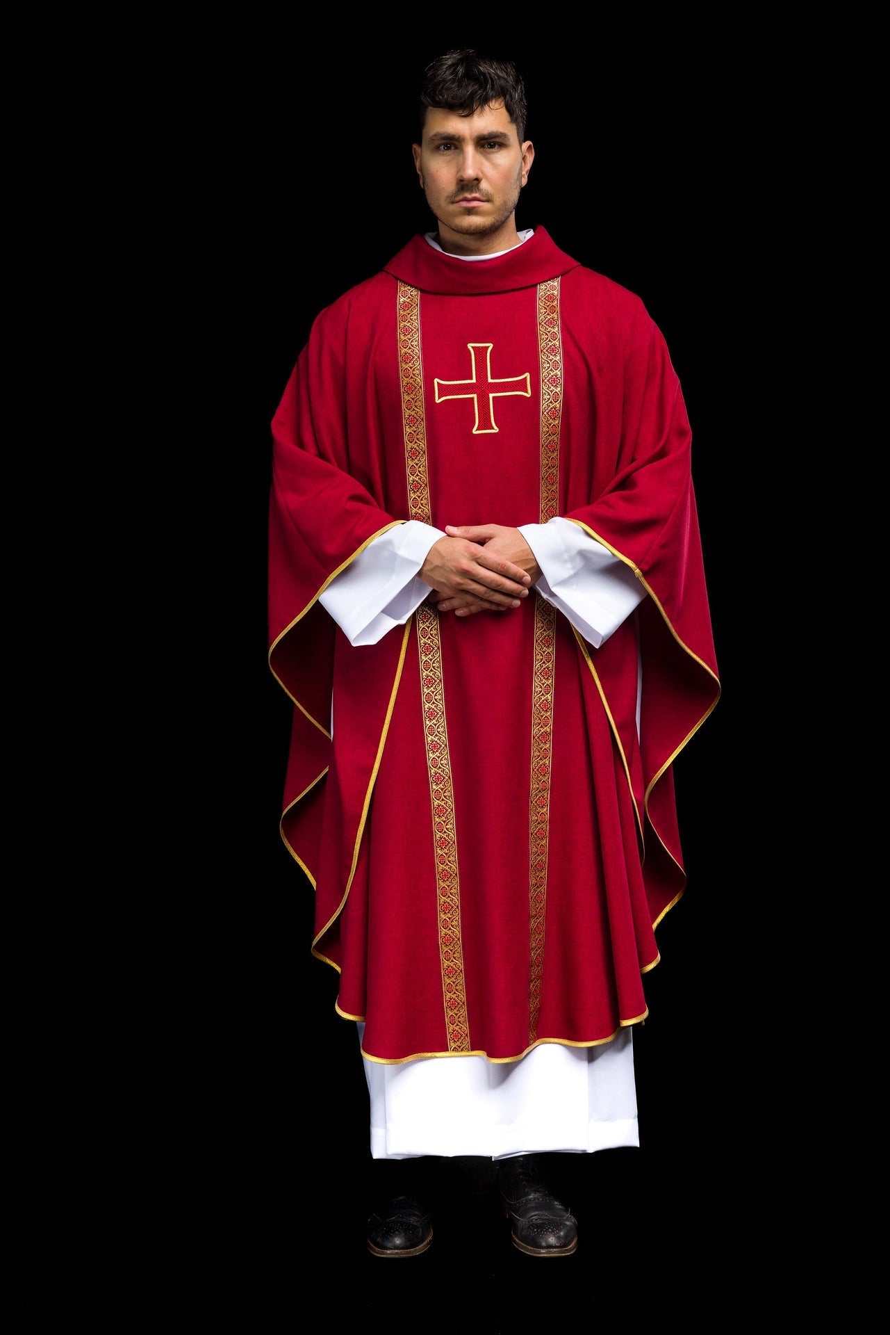Rotes liturgisches Messgewand mit gesticktem Kreuz und Jacquardbändern - MESSGEWANDER.DE