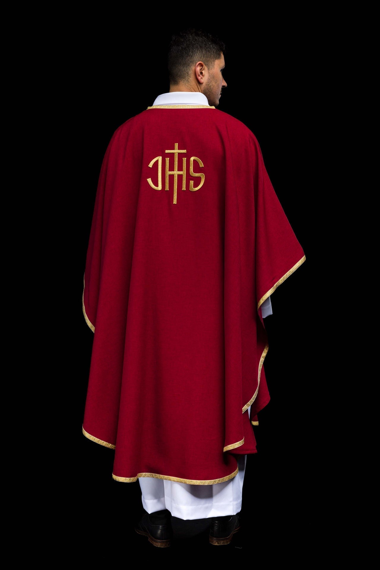 Rotes liturgisches Messgewand mit goldener IHS-Stickerei - MESSGEWANDER.DE