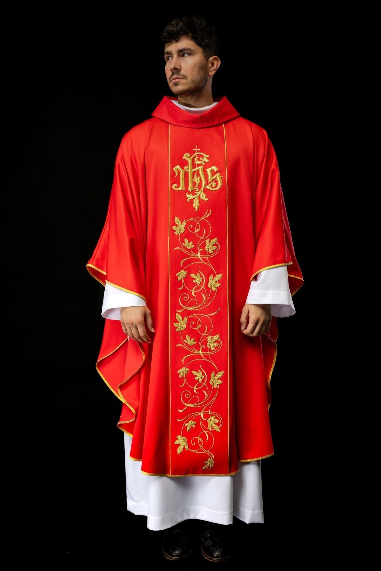 Rotes liturgisches Messgewand mit reich verziertem Gürtel mit Blumenmotiv und IHS - MESSGEWANDER.DE