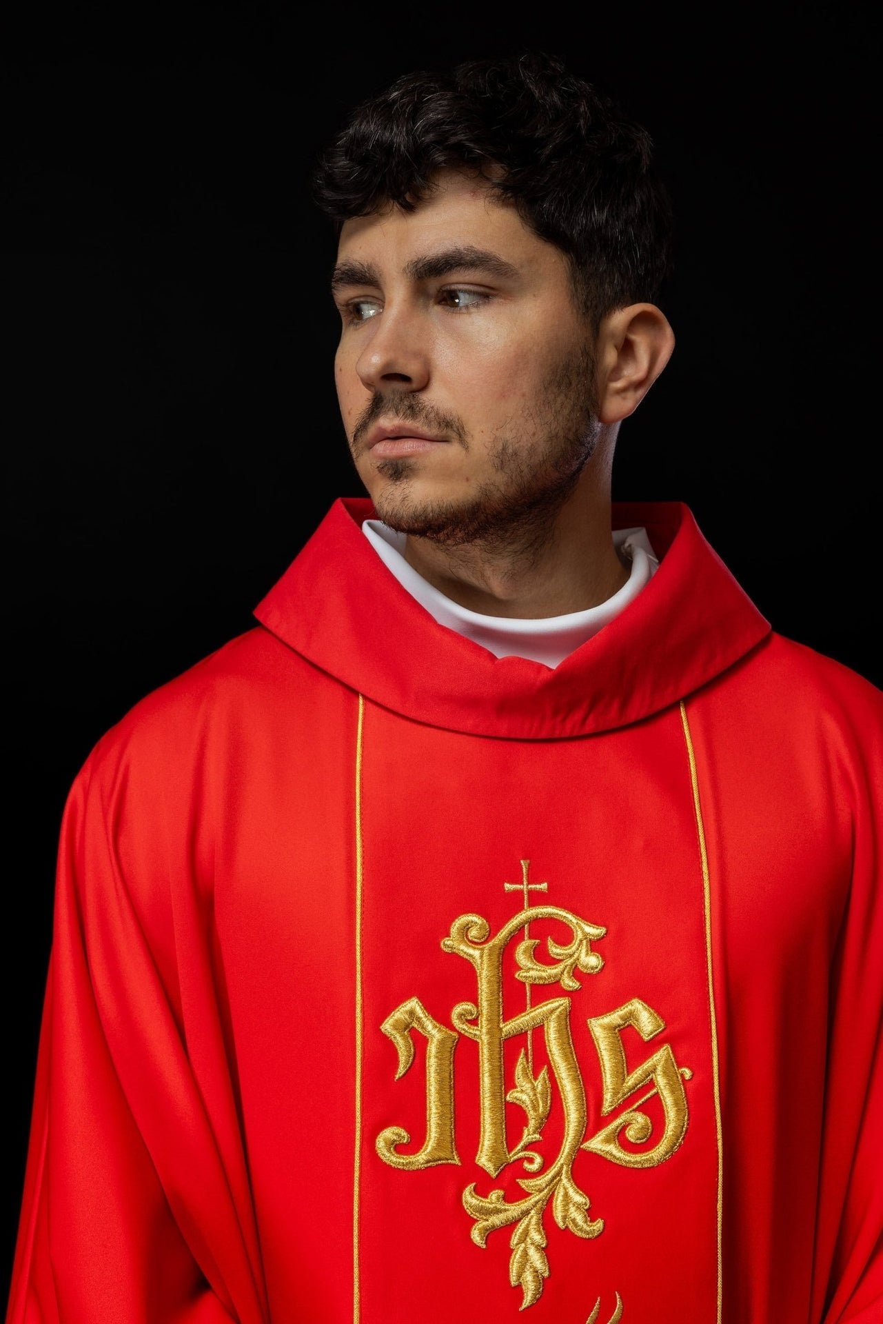 Rotes liturgisches Messgewand mit reich verziertem Gürtel mit Blumenmotiv und IHS - MESSGEWANDER.DE