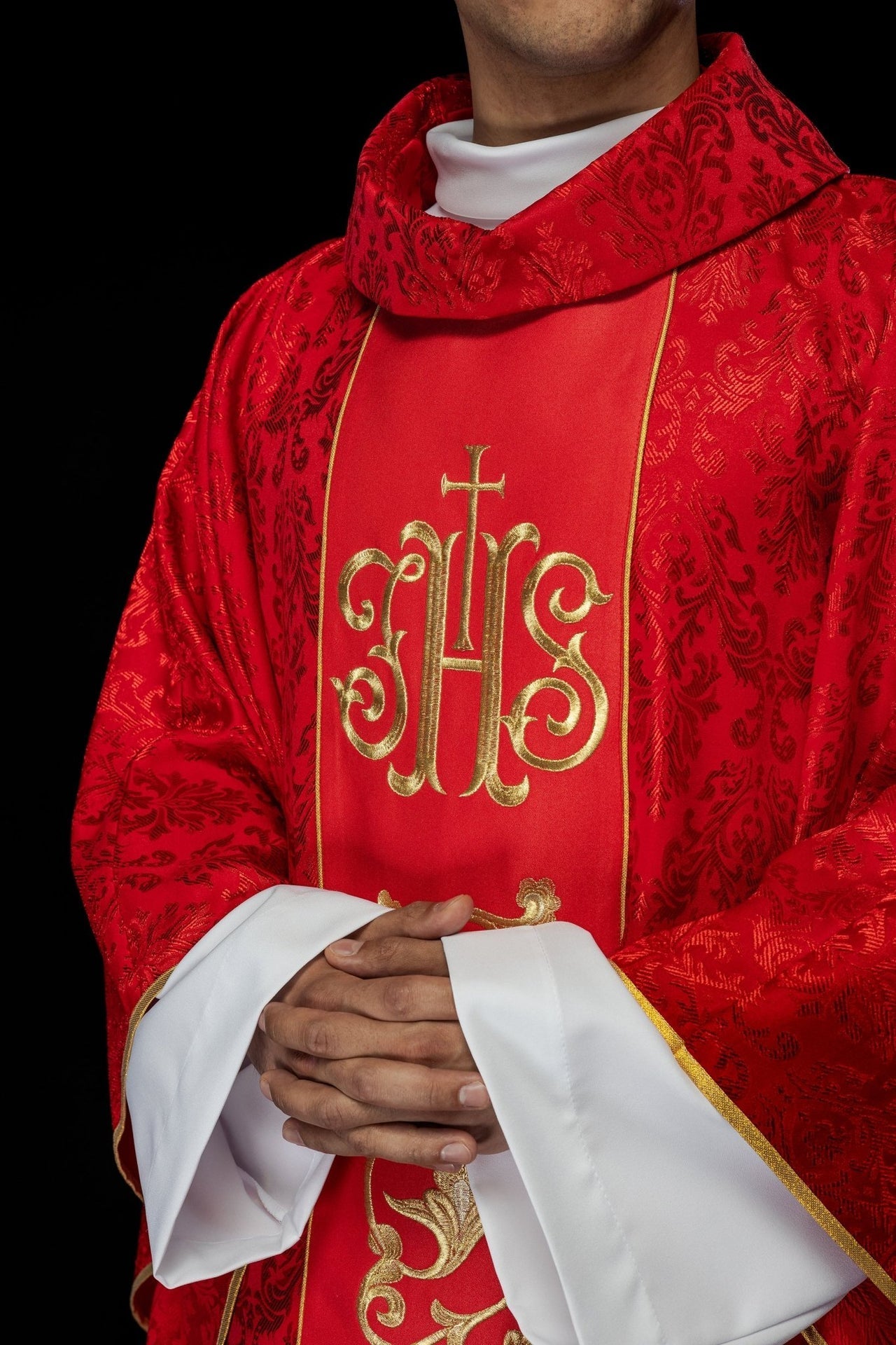 Rotes liturgisches Messgewand mit reich verziertem IHS-Gürtel - MESSGEWANDER.DE
