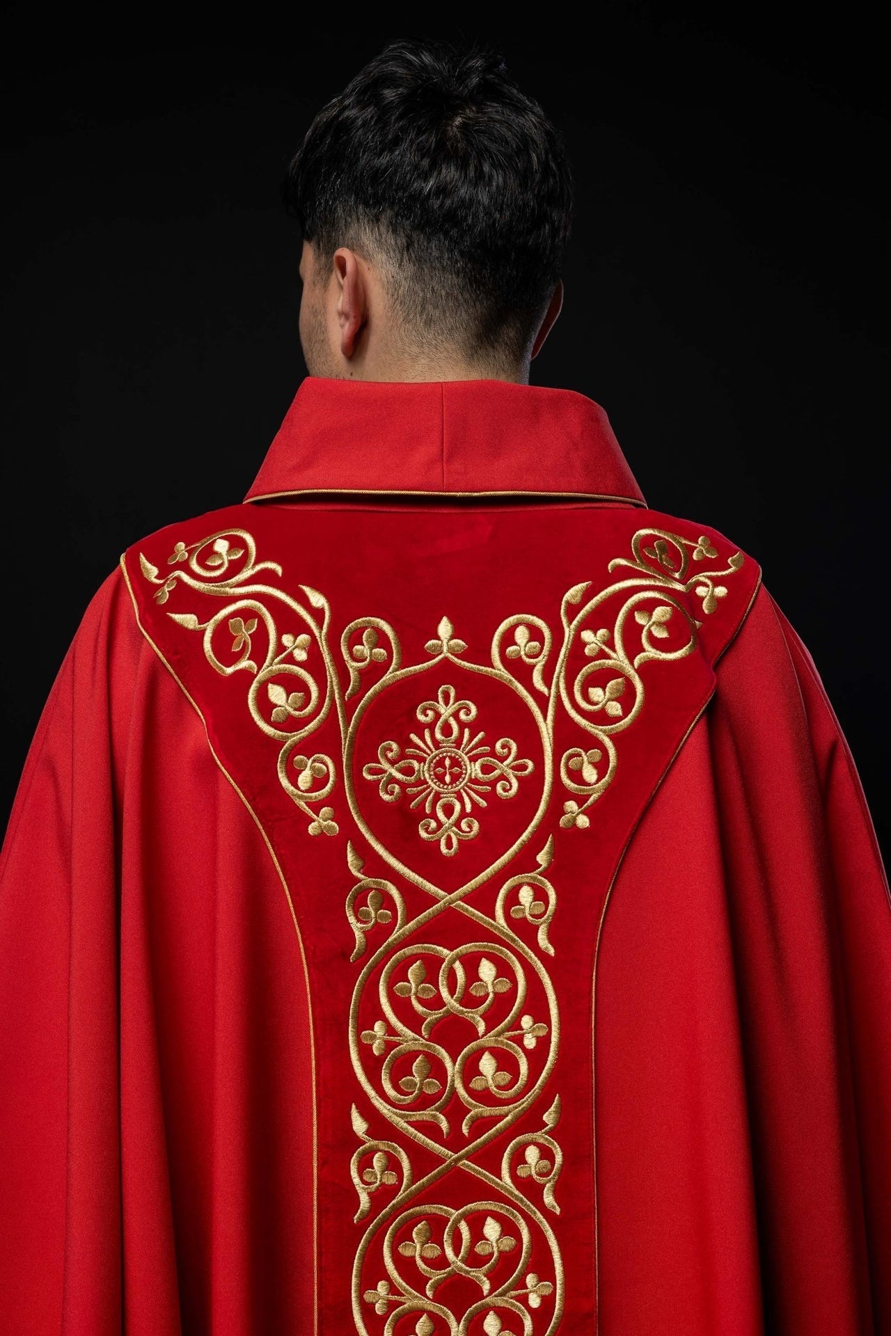 Rotes liturgisches Messgewand mit Stickerei auf Samt verziert - MESSGEWANDER.DE