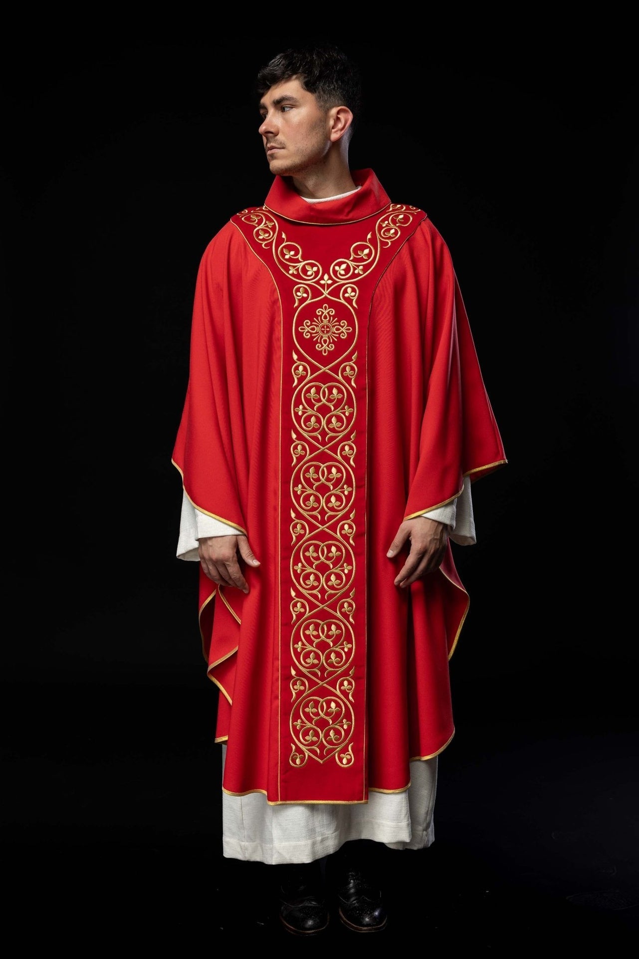 Rotes liturgisches Messgewand mit Stickerei auf Samt verziert - MESSGEWANDER.DE
