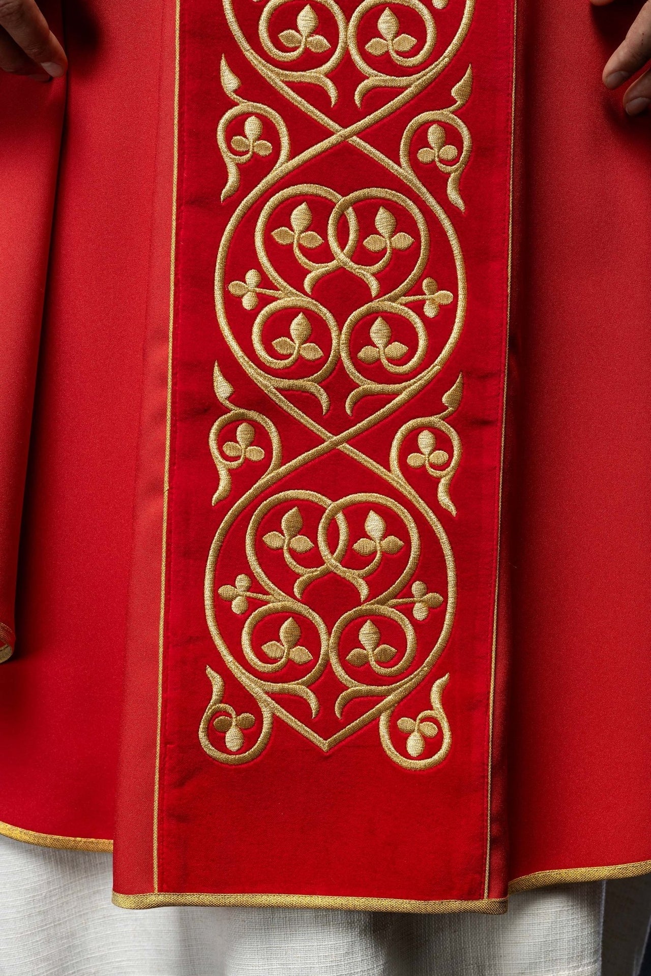 Rotes liturgisches Messgewand mit Stickerei auf Samt verziert - MESSGEWANDER.DE