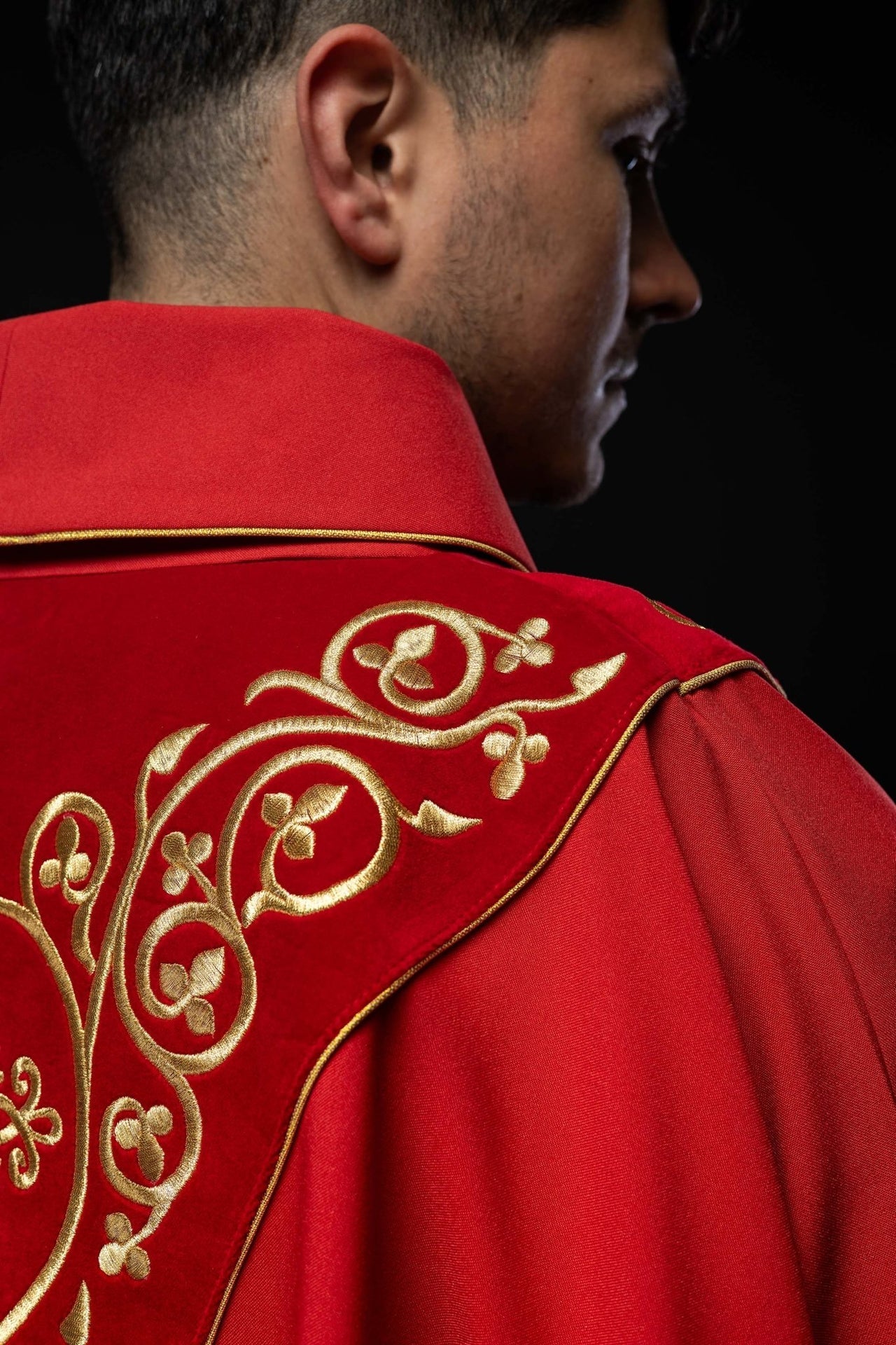 Rotes liturgisches Messgewand mit Stickerei auf Samt verziert - MESSGEWANDER.DE