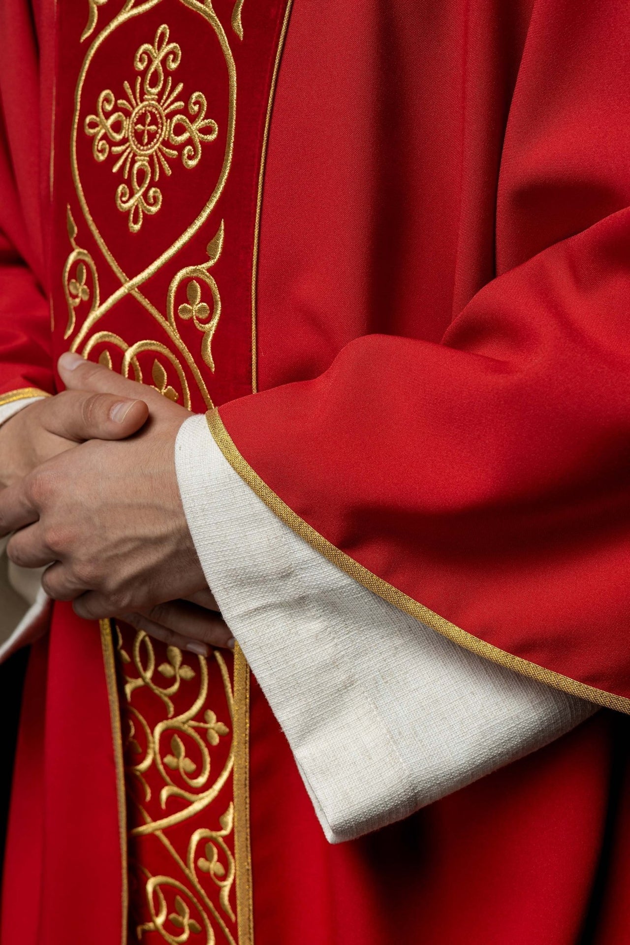 Rotes liturgisches Messgewand mit Stickerei auf Samt verziert - MESSGEWANDER.DE