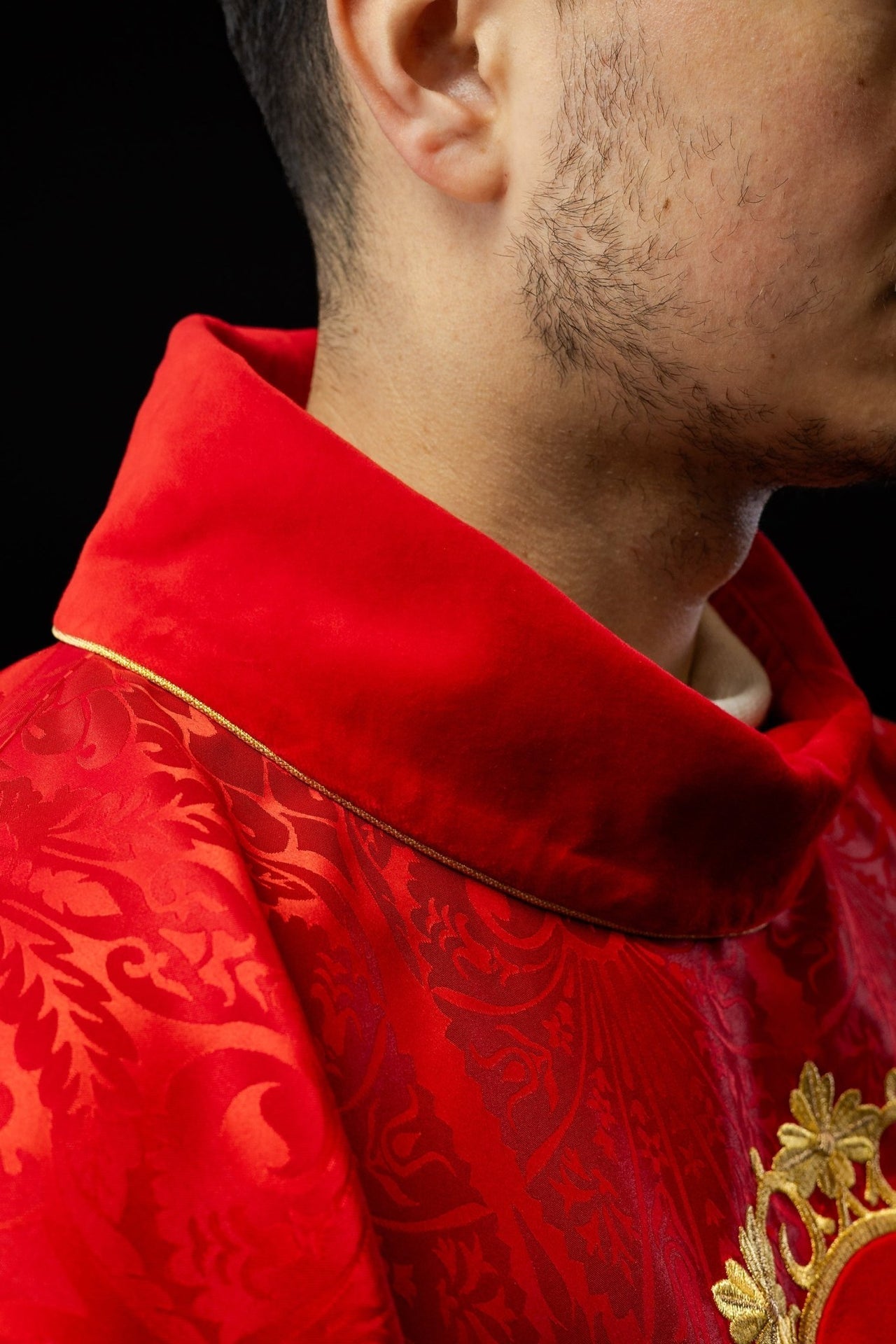 Rotes Messgewand, bestickt mit dem Muster von Jesus Christus - MESSGEWANDER.DE